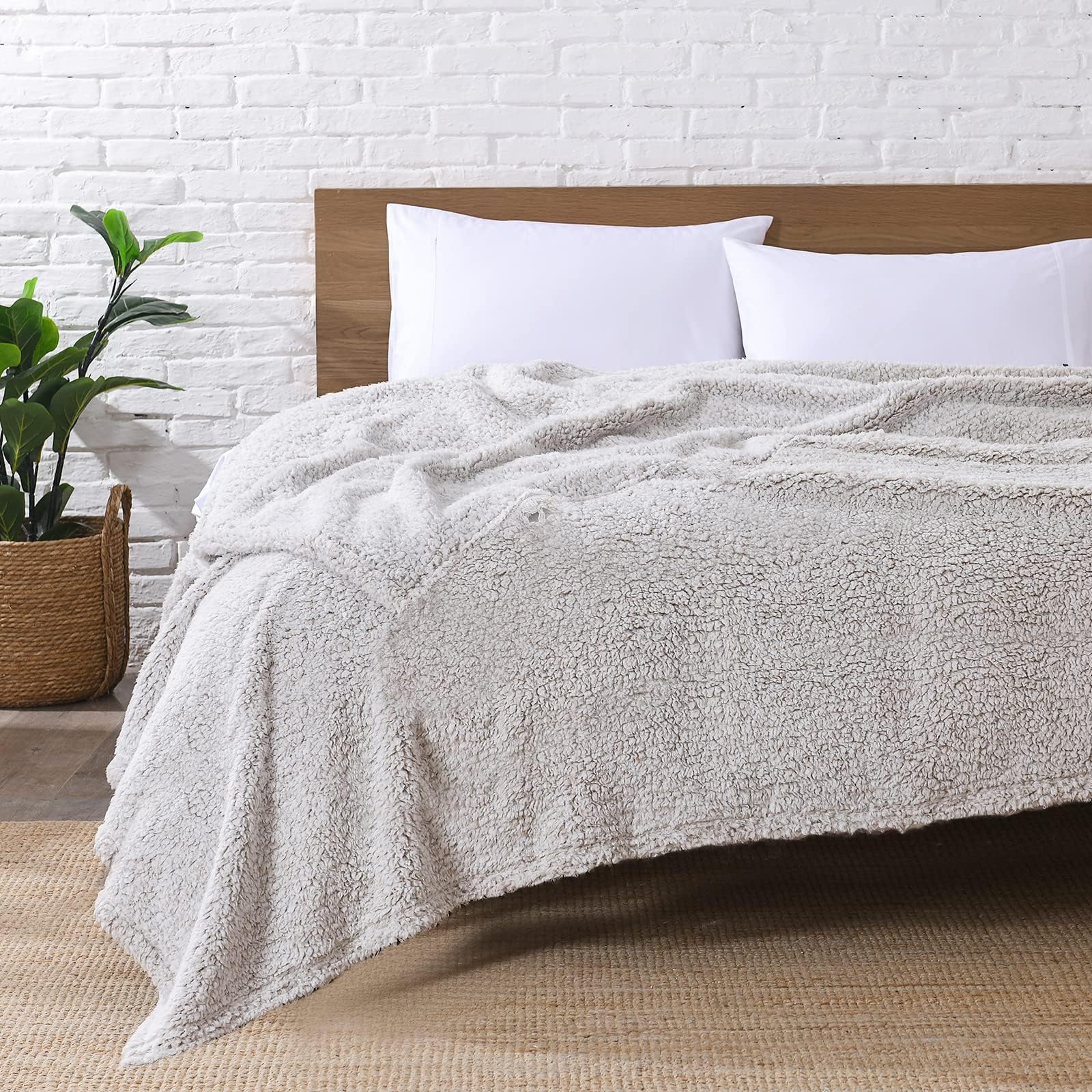 Ultra Soft Fleece Sherpa Blanket Queen Size, Lightweight Cozy Pattern Reversible Bed Blanket for All Season,2 Tones Ombre Light Brown, 90”x90”OEKO-TEX STANDARD 100