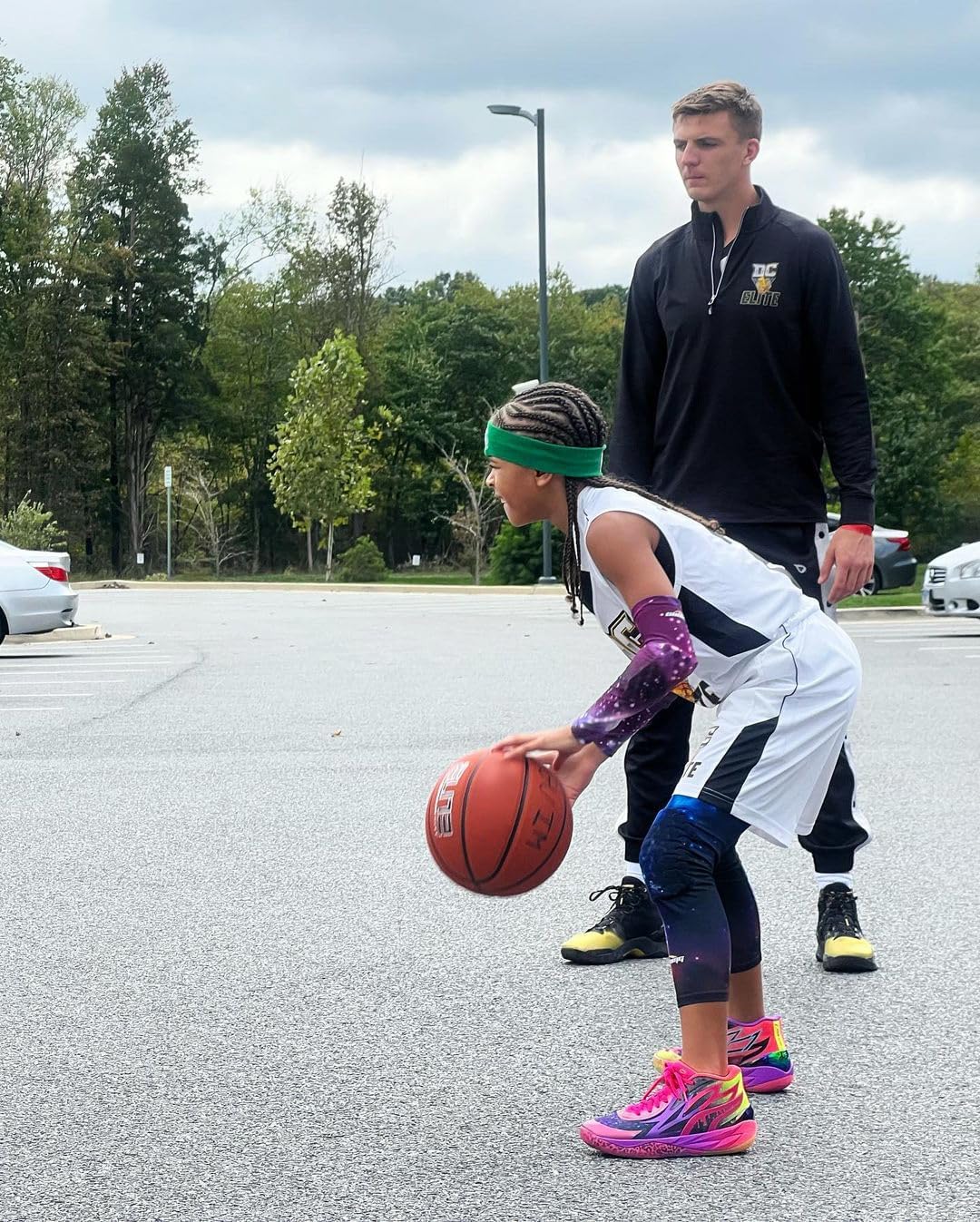 COOLOMG Basketball Leggings with Knee Pads for Kids Youth 3/4 Compression Pants Capri Tights Side Pockets - Image 2