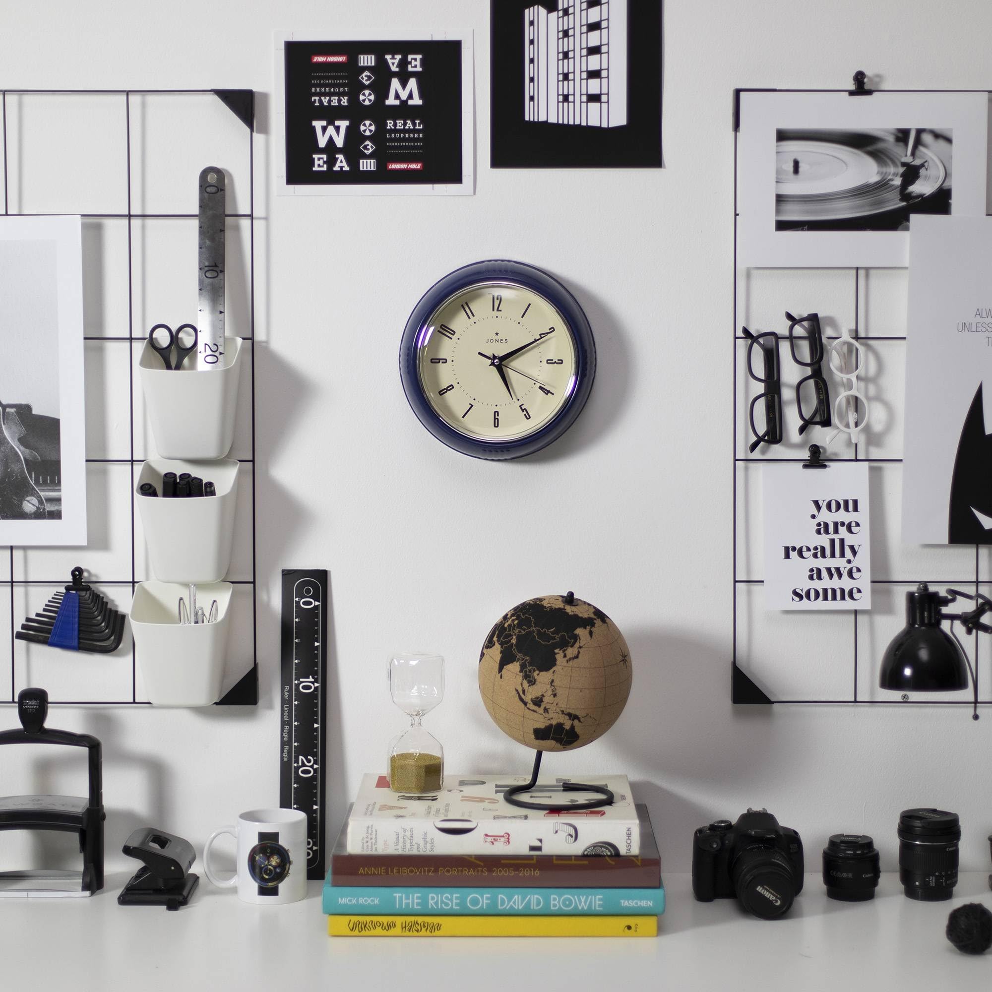 Jones Clocks® Ketchup wandklok | Ronde retro diner klok | 25cm | Indigo blauw | Ideaal voor in de keuken, woonkamer, kantoor of slaapkamer | Gemakkelijk te lezen cijfers