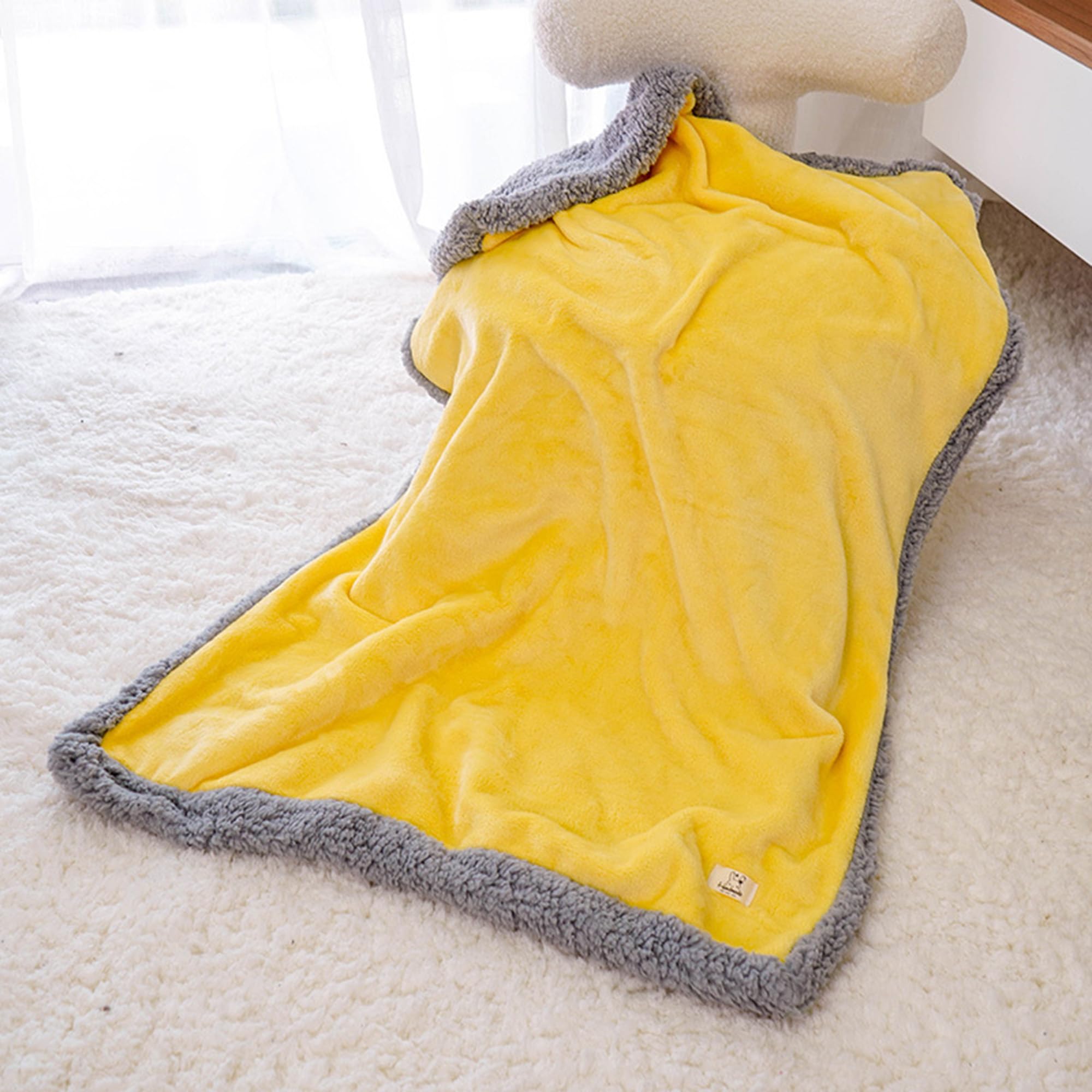 XIEMINLE Thick Pet Blankets, Calming Dog Blanket Machine Washable, Warm Cat Blanket for Bed Couch Sofa, Pet Throw Cats Dogs Mat, Fleece Blanket for Dogs and Cats (Yellow,70x50cm)