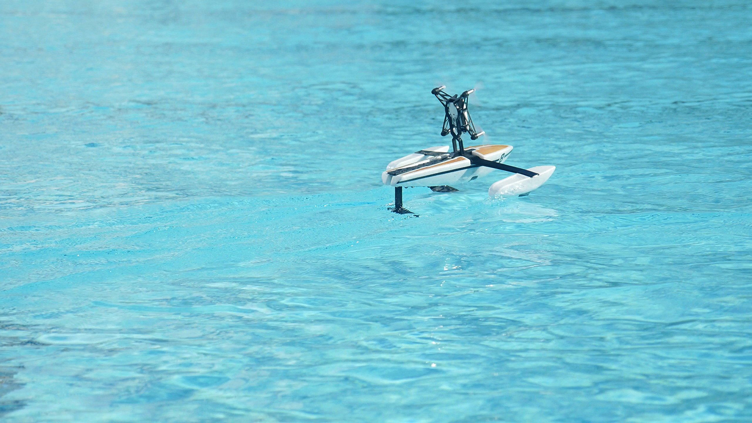 Parrot Hydrofoil New Z - Dron "dos en uno" para pilotar por aire y agua, cuadricóptero y barco (cámara vertical 30 FPS, 18 Km/h, 9 minutos de vuelo, 20 metros de alcance, programable), color blanco