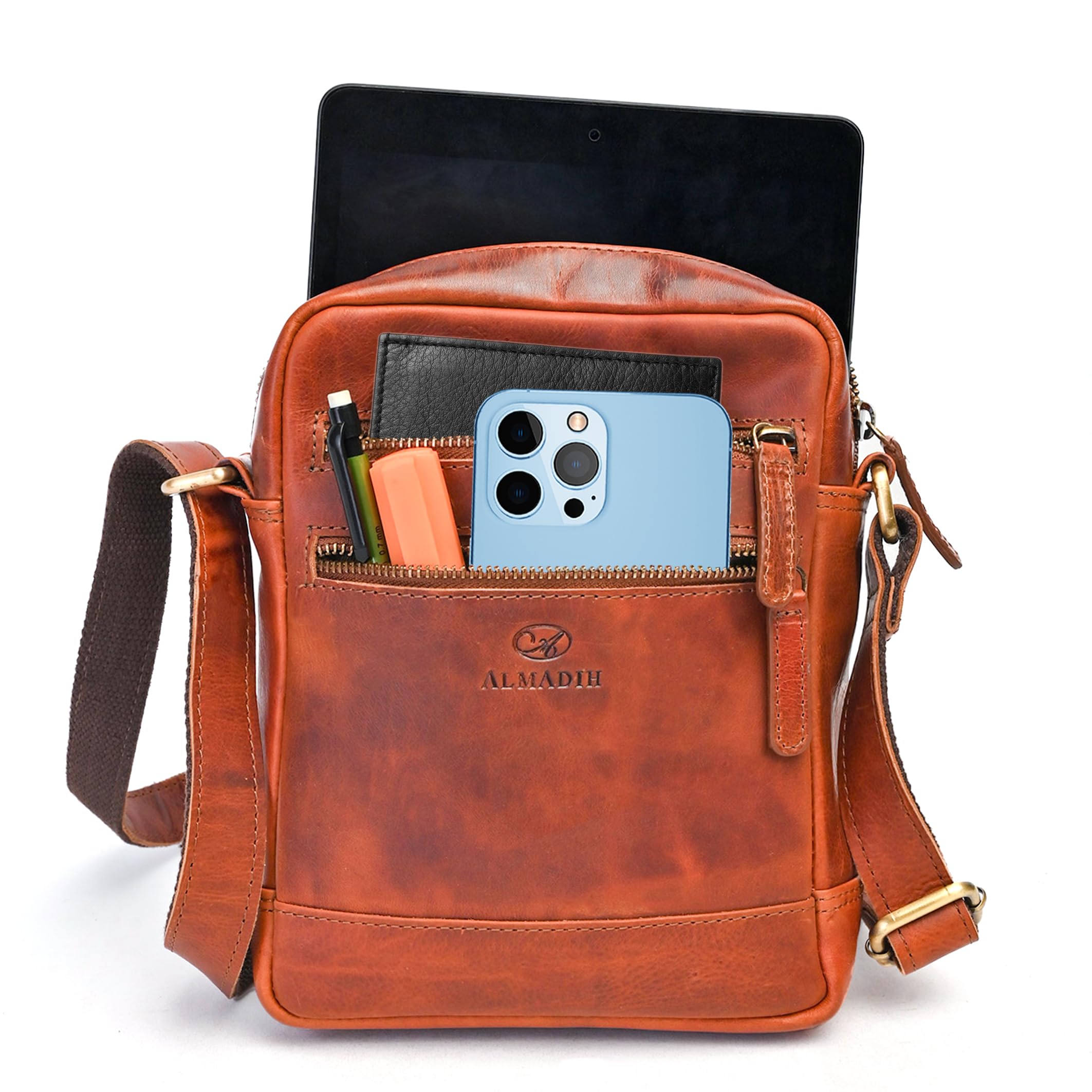 ALMADIH kleine Leder Umhängetasche Herren 9.7 Zoll iPad – LEON braun - Kompakte Ledertasche für Reisen & Alltag Messenger Schultertasche Freizeittasche Tablet Herrentasche Damen