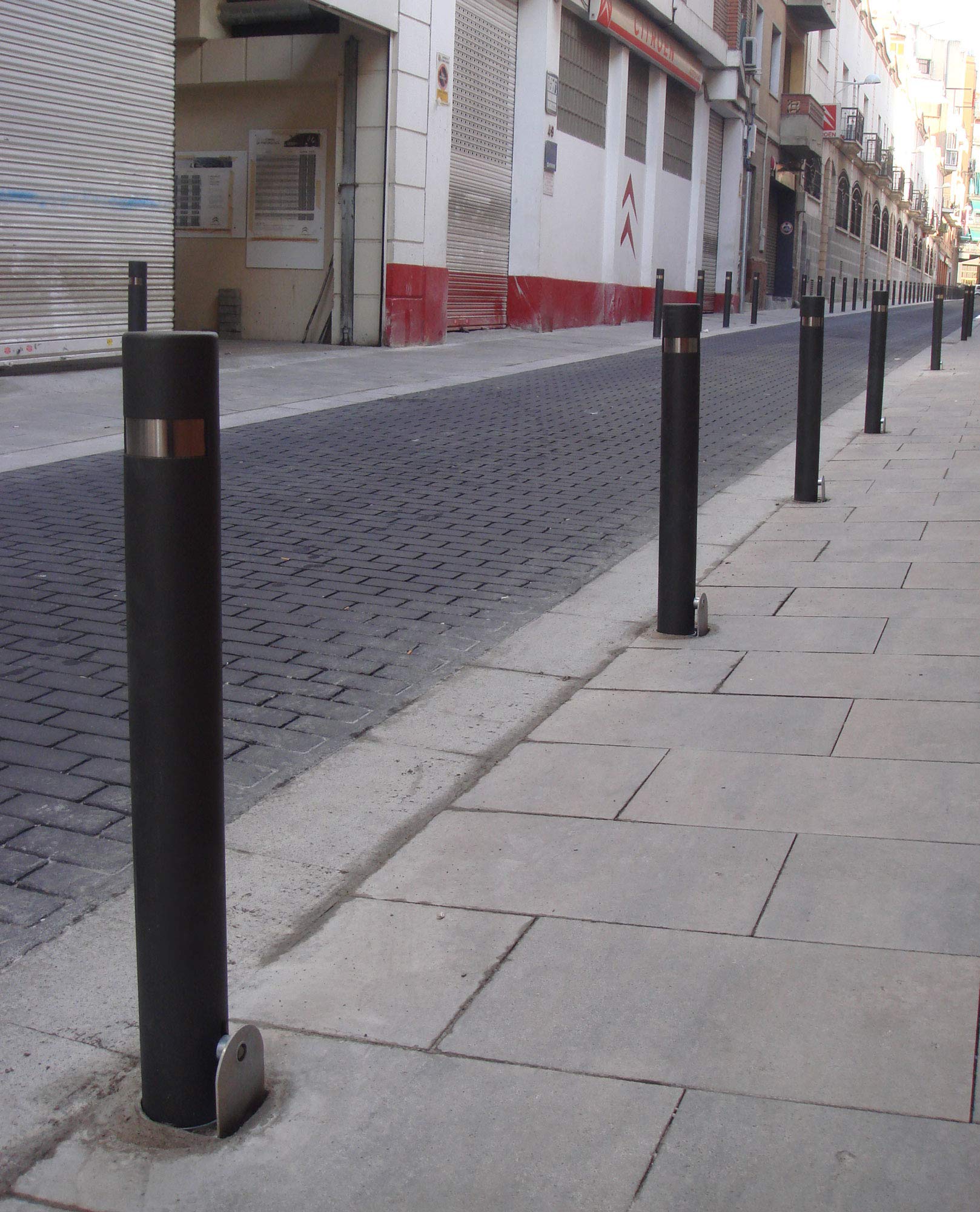 PAL | Pilona fija reforzada extraíble. Bolardo de hierro con parte superior en acero inoxidable amovible de 95x1000 mm. (1- Pilona + Llave extra)