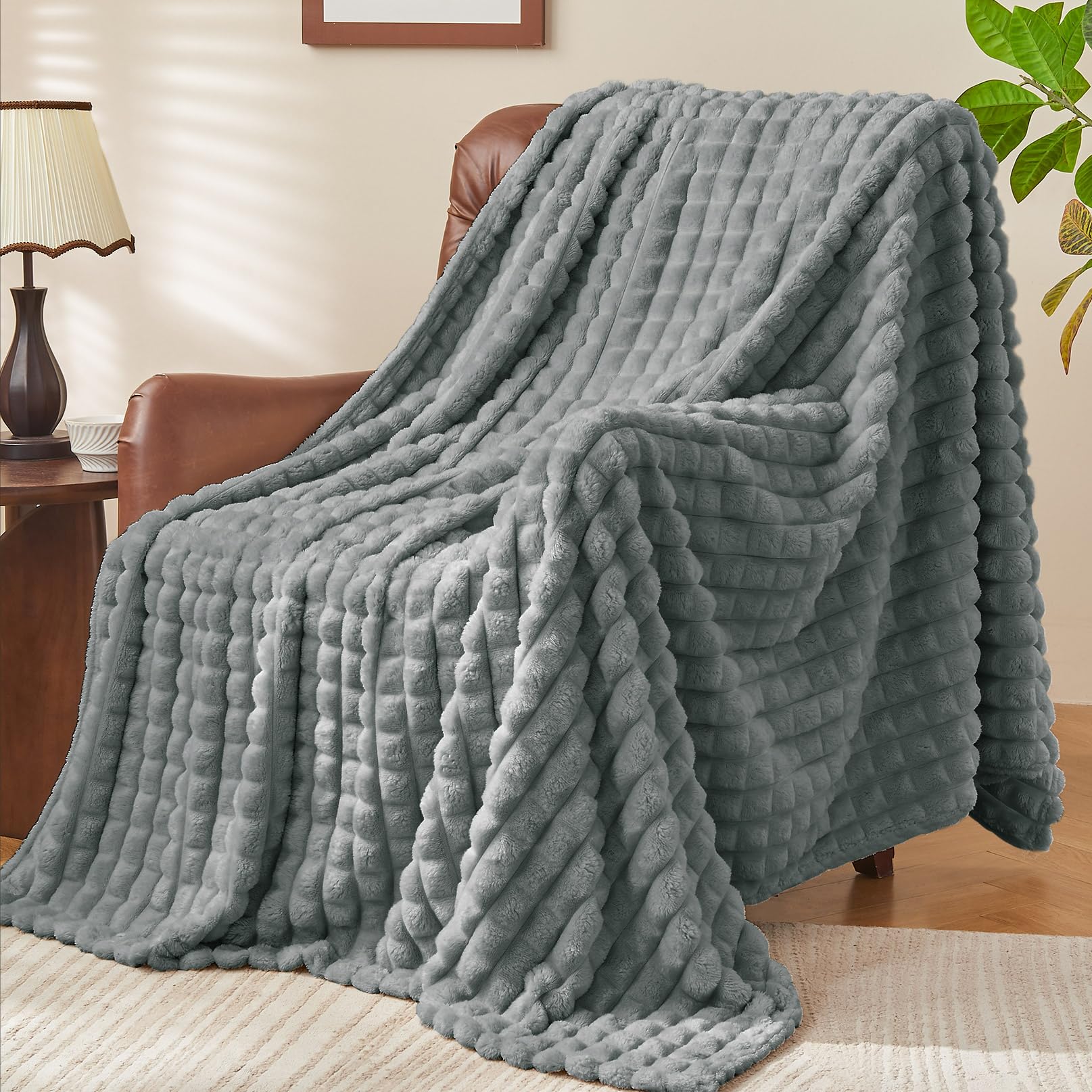 BEDELITE Kuscheldecke Flauschig Decke 150x200 - weiche XL Flanell Decken Grau für Couch, Deko Kariert Fleecedecke als Couch Überwurf für Wohnzimmer, Twin Blanket Wide Use