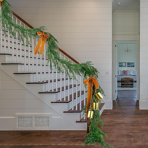 Miniatura 6 de 1 guirnalda de pino Norfolk con 1 cinta de terciopelo caqui, 3 campanas rústicas de hierro forjado para decoración del hogar de Navidad (9 pies)