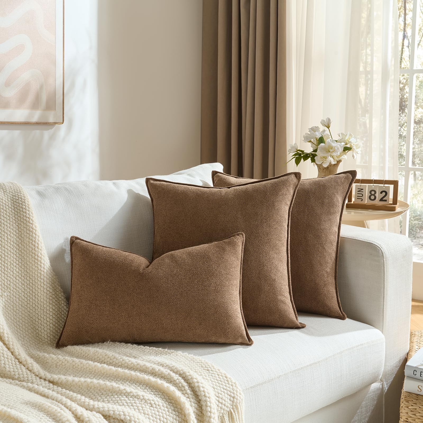 Zestaw 2 poszewek na poduszki Brązowy 40 × 40 cm z nowoczesnym wystrojem Monochromatyczny i neutralny design z lamówką Unikalny design Nadaje się do sypialni, salonu, rozkładanej sofy i