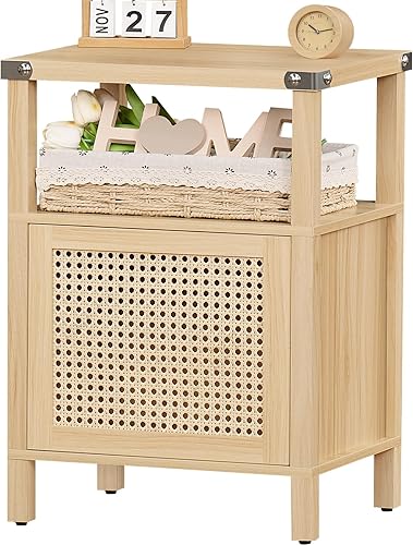 Lerliuo Juego de 2 mesitas de noche de ratán, mesa auxiliar con puerta de ratán natural hecha a mano y estante abierto, mesita de noche de madera