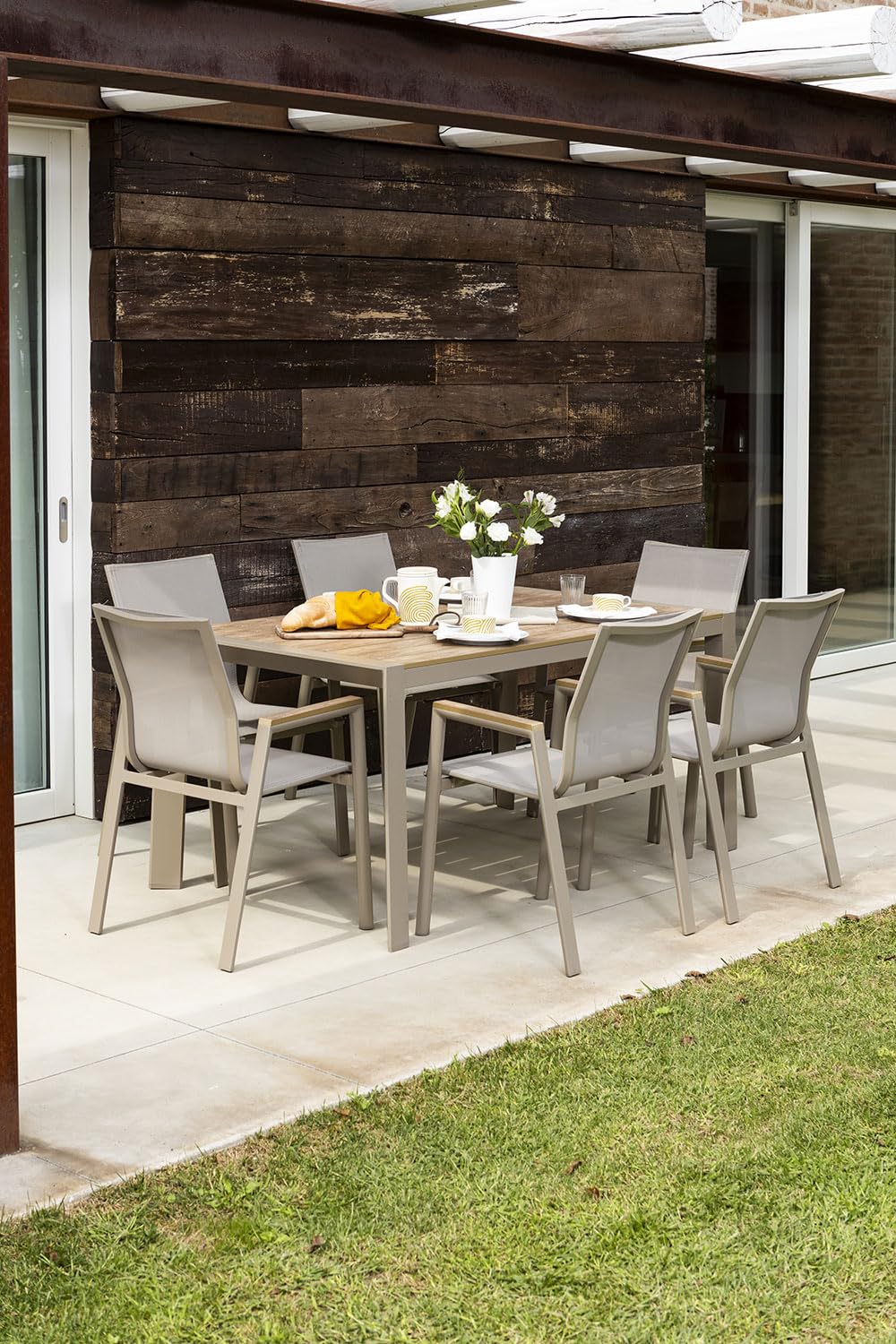 Set tavolo 160x90 e 6 sedie in textilene. Set da pranzo da esterno con tavolo in alluminio e polywood effetto legno e sei sedie impilabili in alluminio e textilene - Liam & Deva (Tortora)