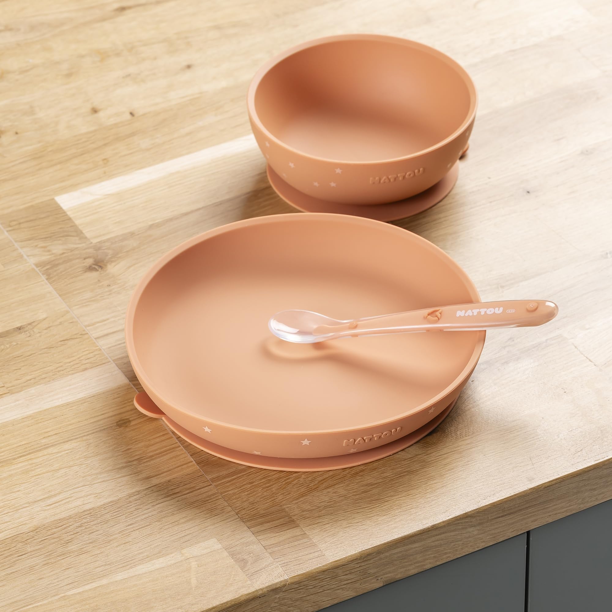 Nattou Vaisselle en Silicone pour Enfants, Set Repas 3 Pièces, 1 Cuillère, 1 Assiette, 1 Bol, Antidérapants, sans BPA, Vegan, Silicone, Motif Terracotta
