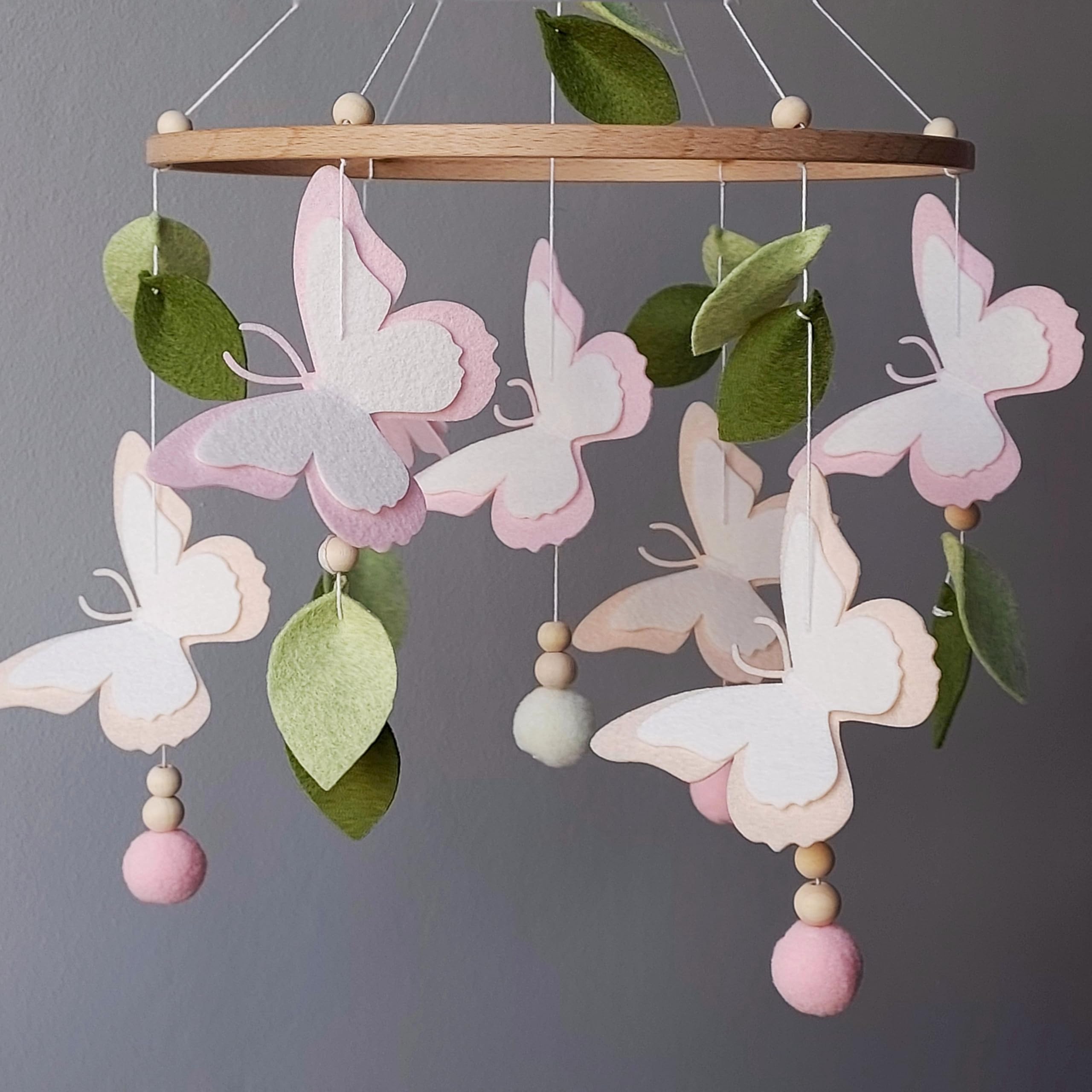 Schmetterling Baby Mobile für Mädchen – Florales Wiegenmobile zum Aufhängen – Feen-Garten Deko fürs Babyzimmer – Botanische Nursery Deko – Tropisches Babybett Mobile