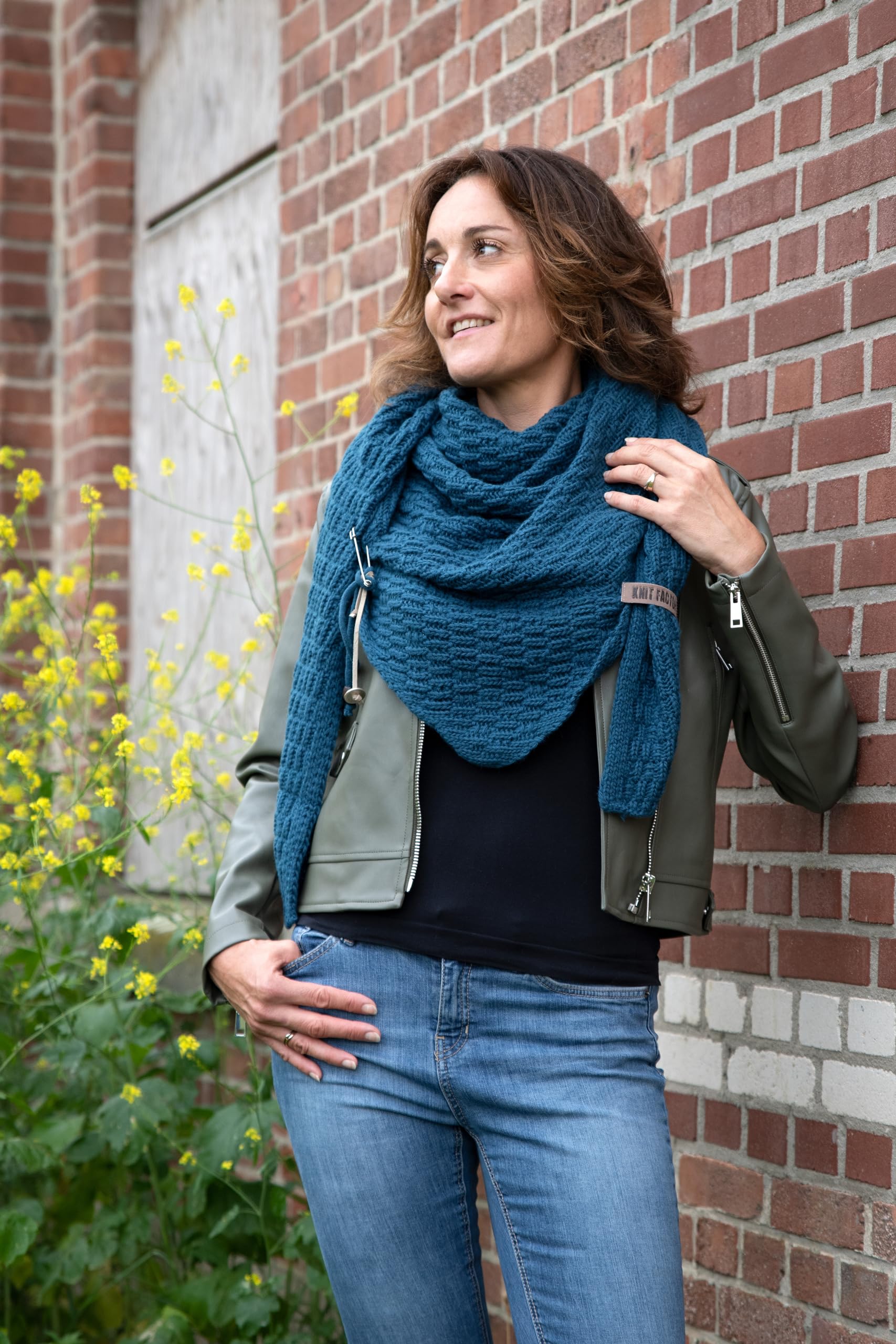 KNIT FACTORY - Dreiecksschal Jaida - Damen Strickschal mit Wolle - Hochwertige Qualität - XXL Schal - 190 x 85 cm