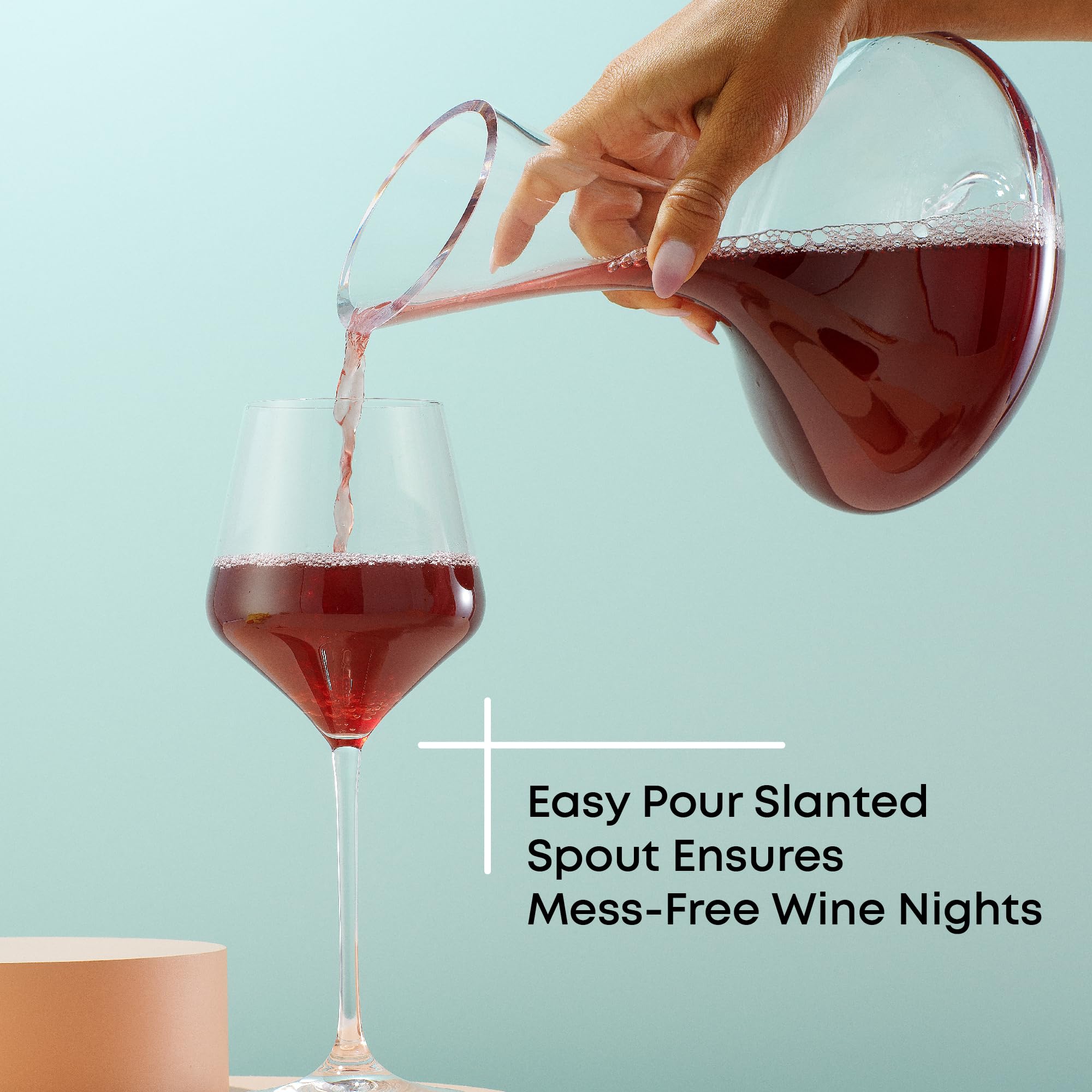 JoyJolt Lancia - Decantador de vino de cristal, aireador de vino hecho a mano, base de vidrio, diseño ultra elegante, boquilla inclinada fácil de verter para vino, 1200 ml