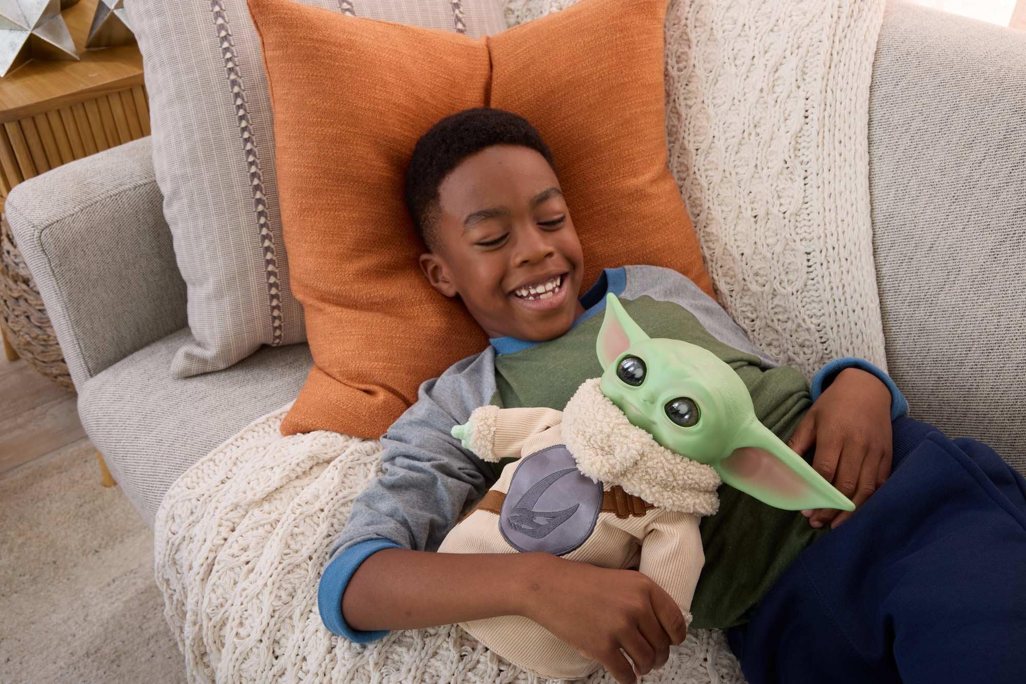 Mattel Star Wars The Mandalorian e Grogu - Grogu Baby Abbracci, peluche con gli occhi che si aprono ispirato al film, ricamo sul petto e corpo e mani morbide in tessuto, 3+ anni, JKN44