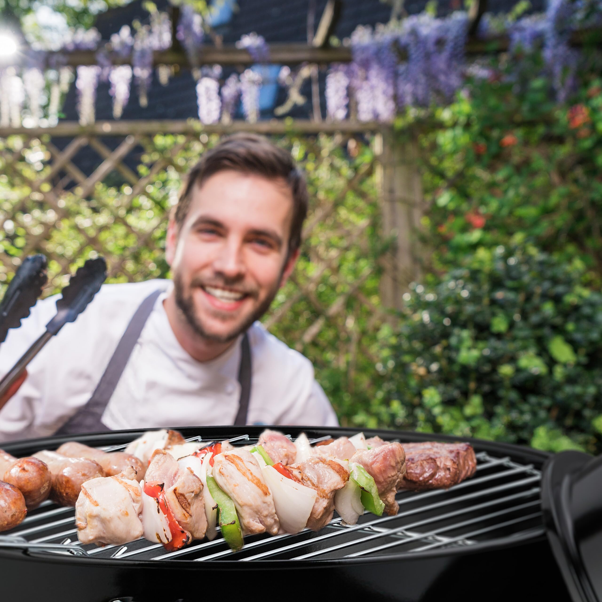 Relaxdays Grill kulisty, przenośny, Ø 37 cm, grill piknikowy do ogrodu i parku, grill na węgiel drzewny z pokrywką, okrągły grill, czarny