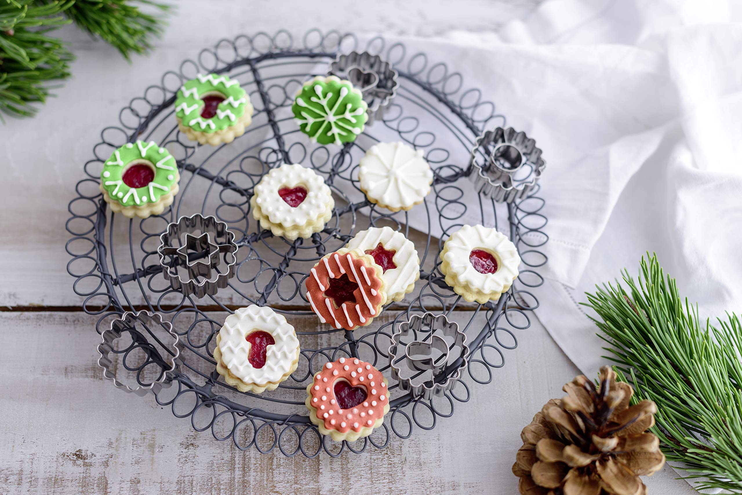 Dr. Oetker 15er Mini-Linzer Ausstecher-Set, Ausstechformen für Weihnachten, hochwertige Ausstecher für Plätzchen, Kekse und Fondant, vielfältige Motive (Farbe: Silber), Menge: 1 x 15er Set