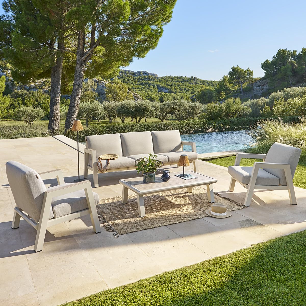 HESPERIDE - Salon de Jardin Axiome 5 Places Beige Argile - Aluminium Anti-Rouille - Coussins Déhoussables, Déperlants - Mobilier d'Extérieur pour Jardin, Patio