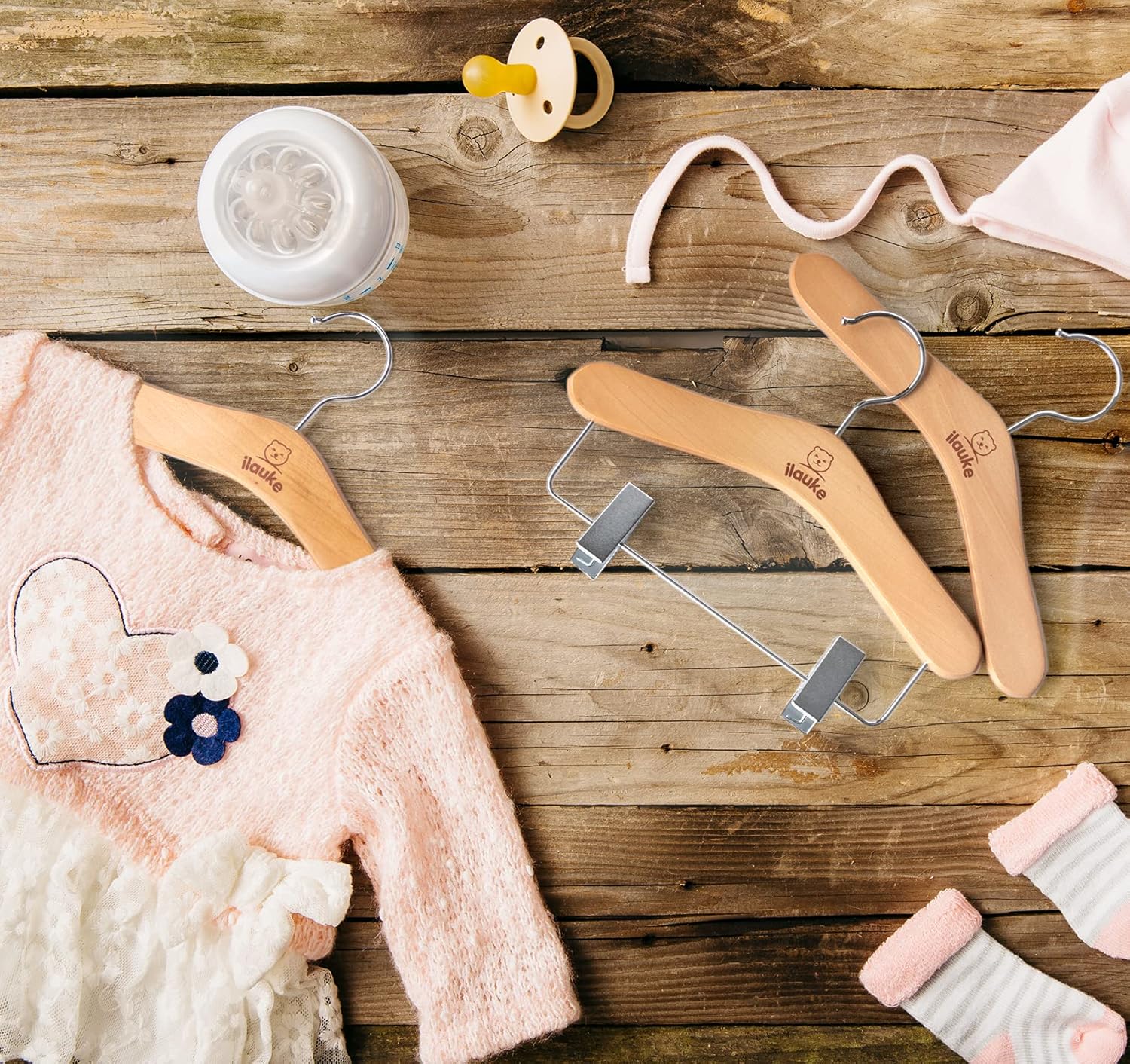 Betwin360 Tv La Chambre De Bebe Mobilier Lot De 12 Cintres A Pinces Coulissantes Naturel En Bois Cintres Classiques Et Solides De Haute Qualite Avec Pivotantes A 360 Cintres Pour Bebe Ideal Pour Vetements Bebe Enfant Longueur