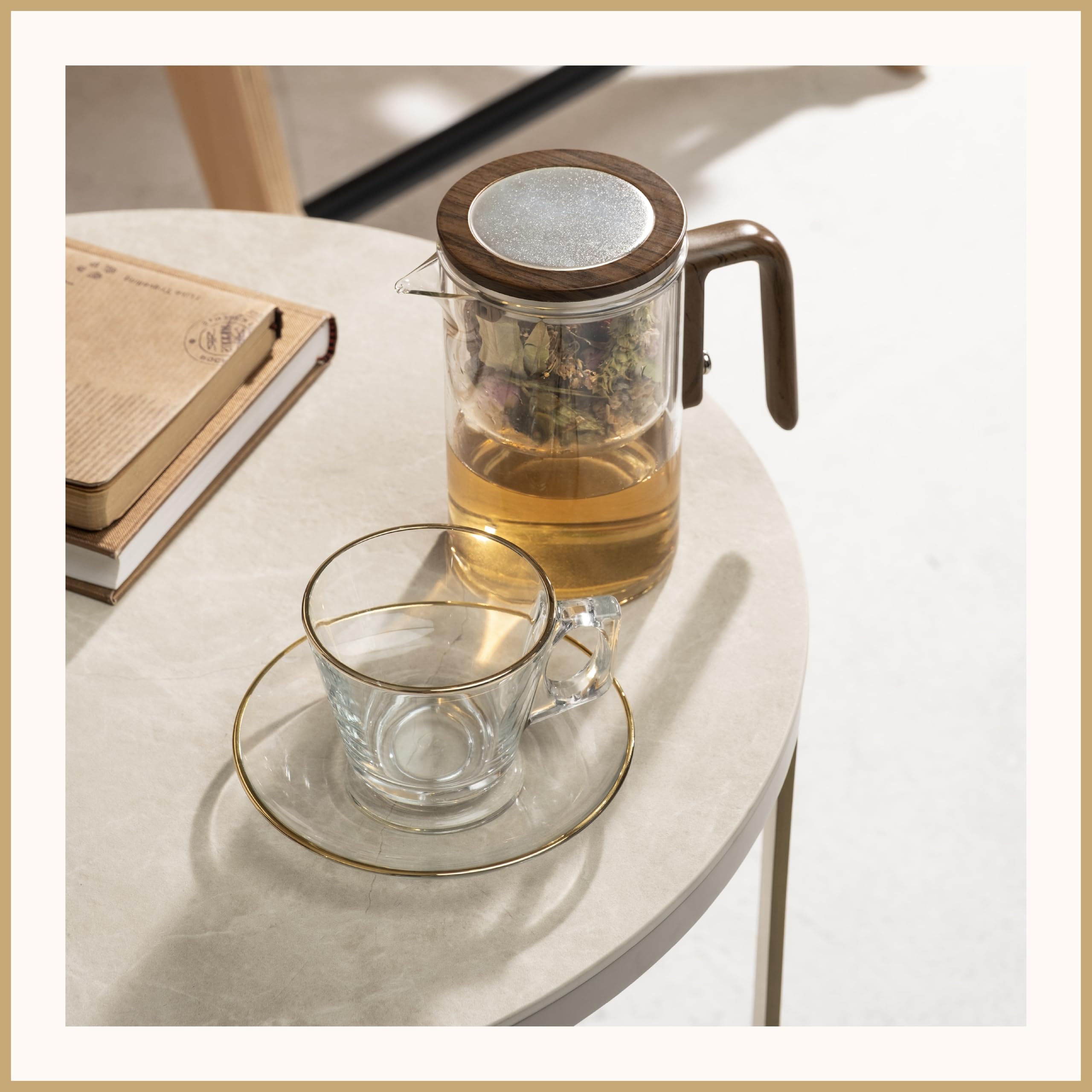Enchanti Glas-Teekanne mit Teesieb – Magische Teekanne für losen Tee – Borosilikatglas Teebereiter mit hitzebeständigem Griff – Geschenkbox und beschreibbare Karte – 800 ml