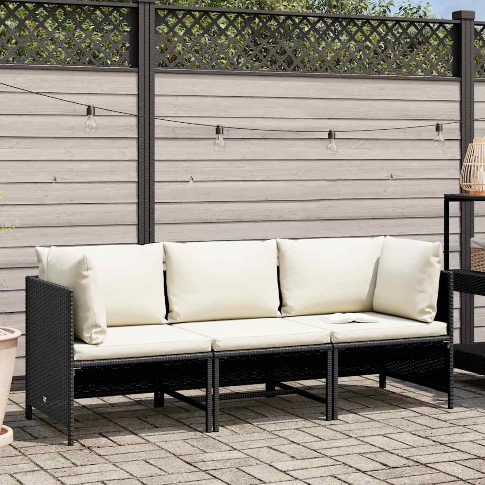 Gecheer Divano da giardino, 3 posti con cuscini in polyrattan nero, per esterni