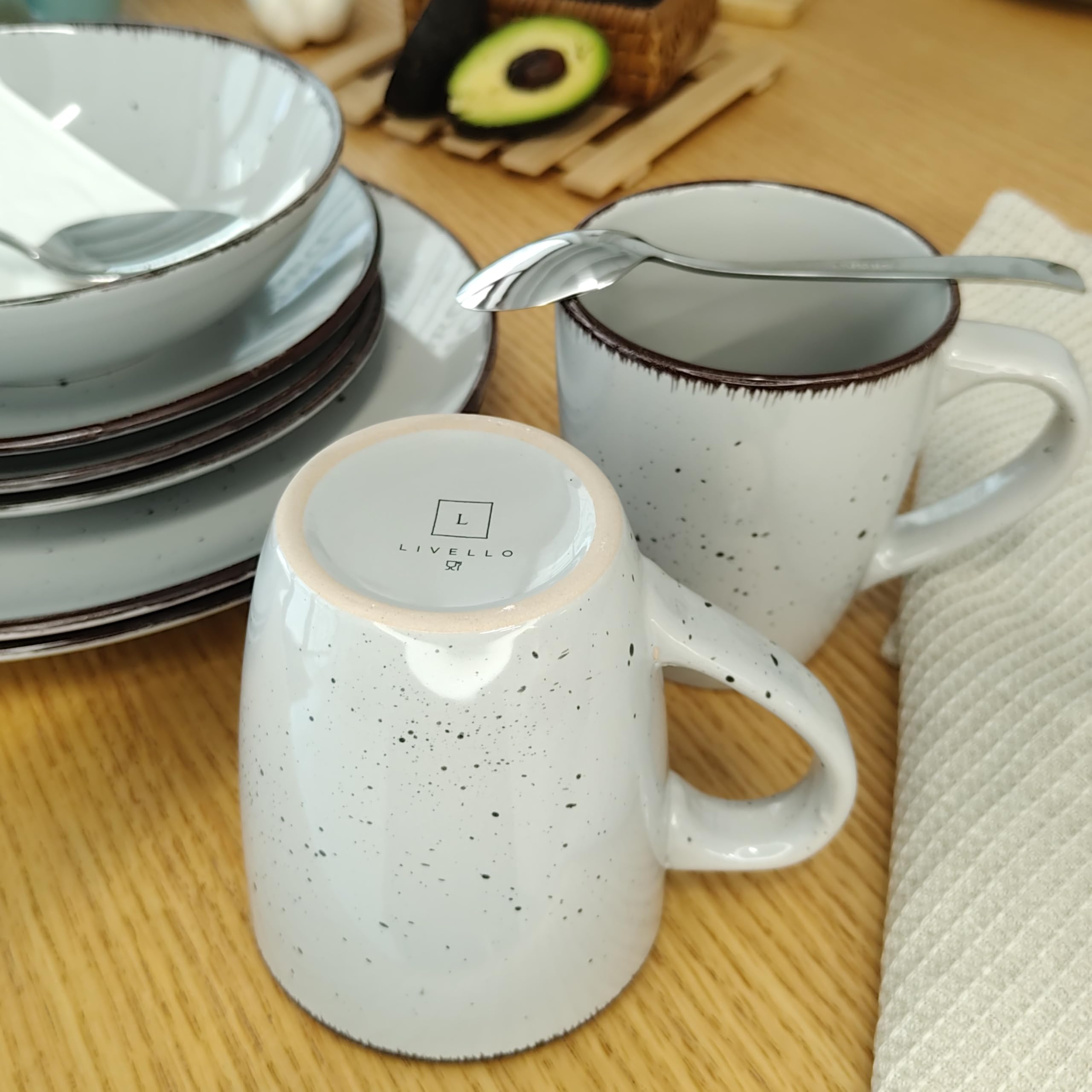 LIVELLO DUNA – Serwis Obiadowy z Kubkami 24 Elementy dla 6 Osób, Szara Kamionka, Zestaw Talerzy Obiadowych, Głębokich i Deserowych + Kubki 450 ml, Nowoczesna Zastawa Stołowa