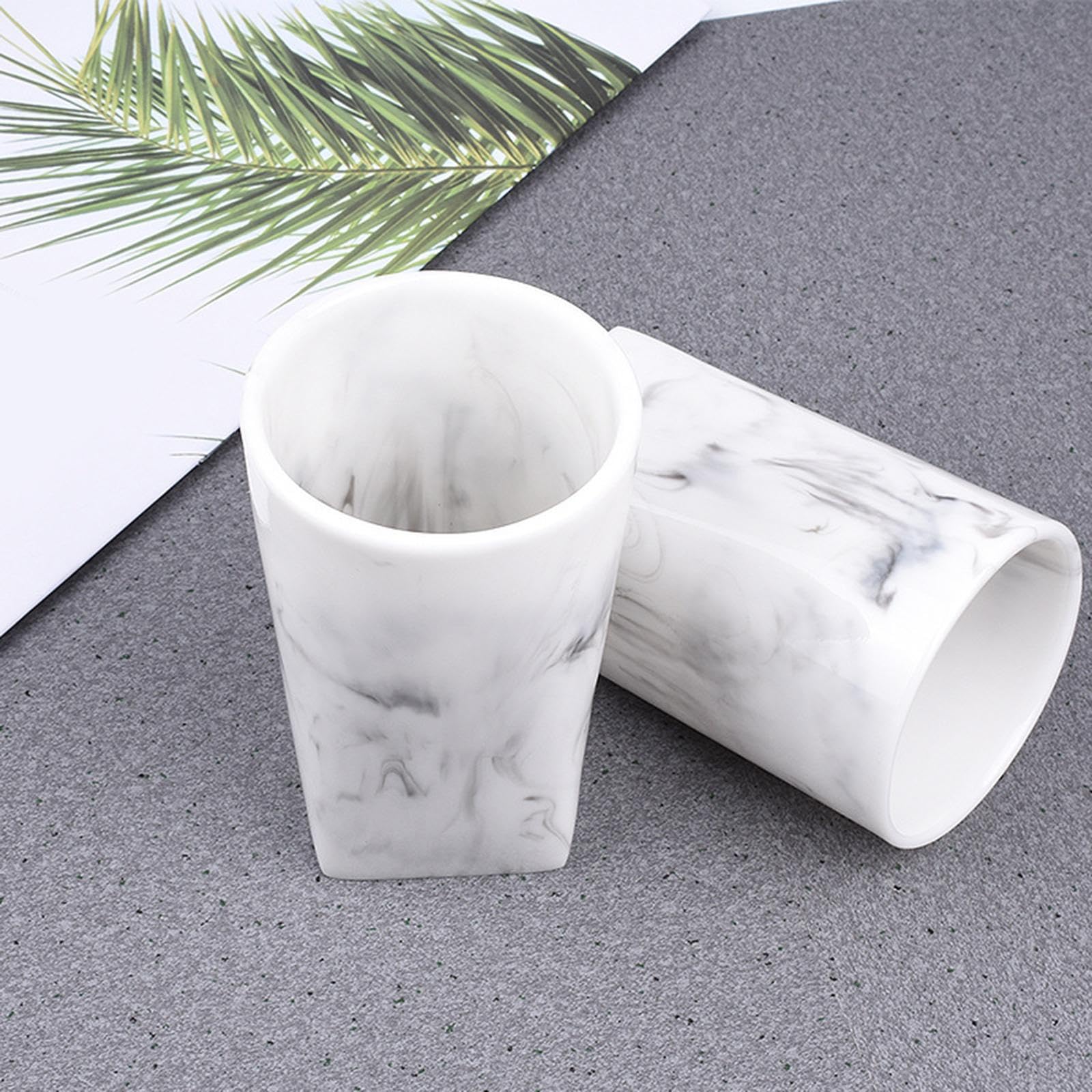Set portaspazzolino bianco e portaspazzolino con superficie liscia in marmo, elegante lavandino, accessori multifunzionali