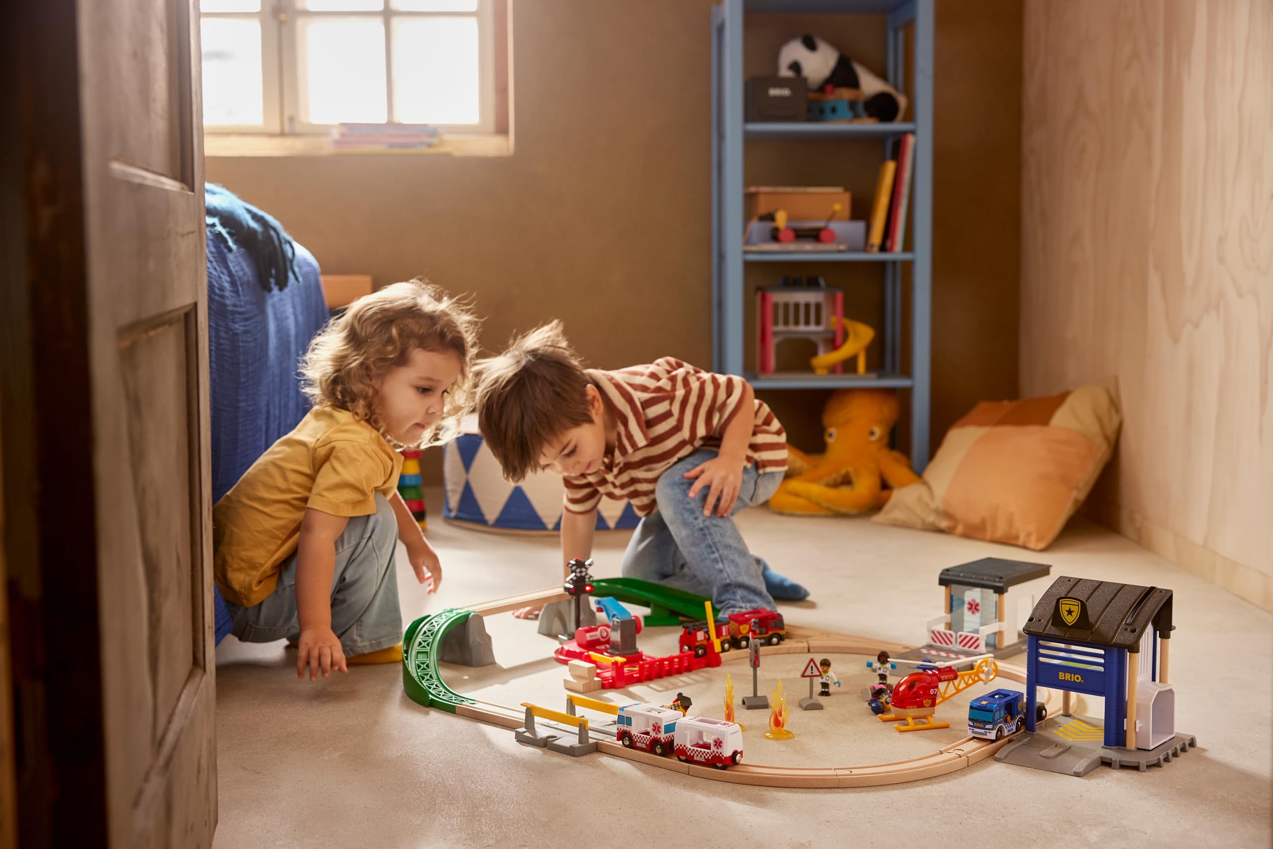 BRIO World 36025 Polizei und Feuerwehr Set Deluxe - Großes Rettungskräfte-Set mit Polizeistation, Feuerwehrzug, Löschhubschrauber und Krankenwagen - Empfohlen für Kinder ab 3 Jahren