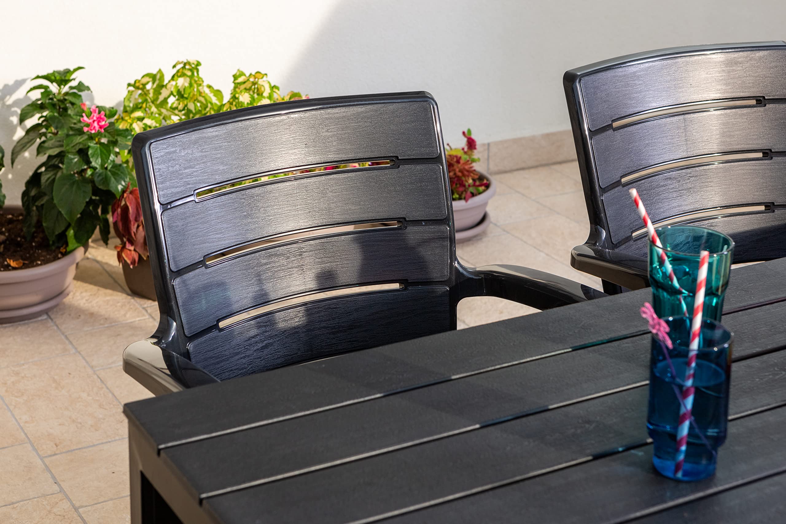 Conjunto jardín exterior mesa y sillas para 6 personas, mesa rectangular de acero con listones de polietileno efecto madera, 6 sillas apilables de resina - Thomas & Anita (Antracita)