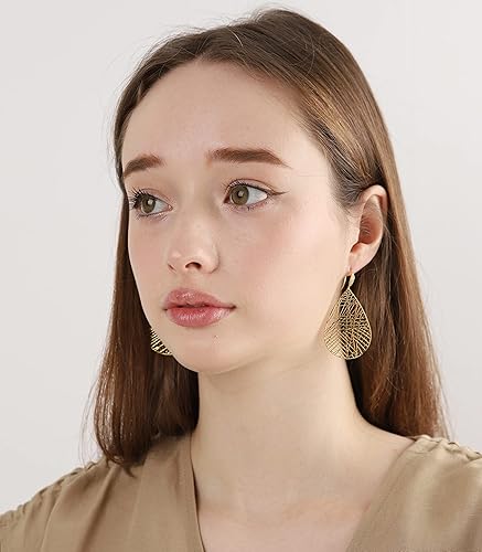 Vista 3 de OZEL - Aretes de hoja de oro para mujer, hechos en Corea, aretes colgantes chapados en oro de 14 quilates, delicados aretes bohemios de filigrana