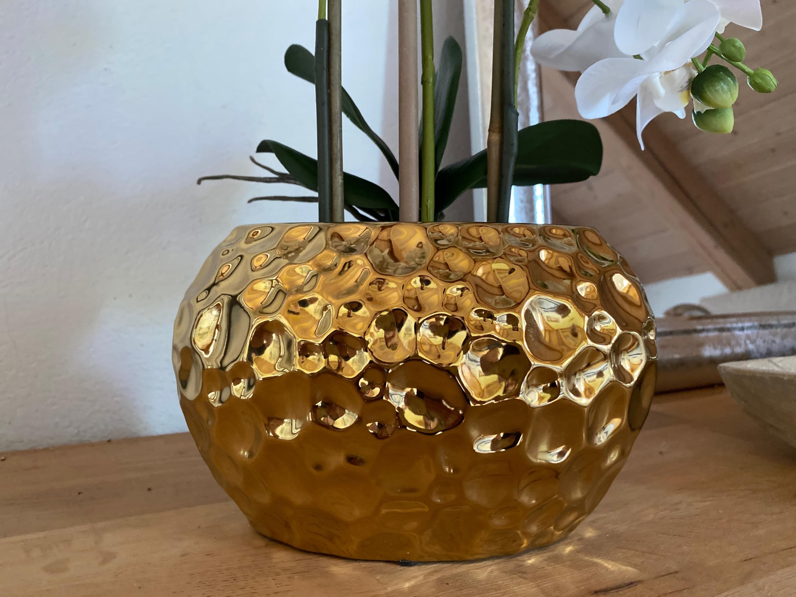 DAHLIASTUDIOS Kunstpflanze Orchidee Phalaenopsis mit Gold-farbigem Keramiktopf - ca. 53 cm hoch (weiß)