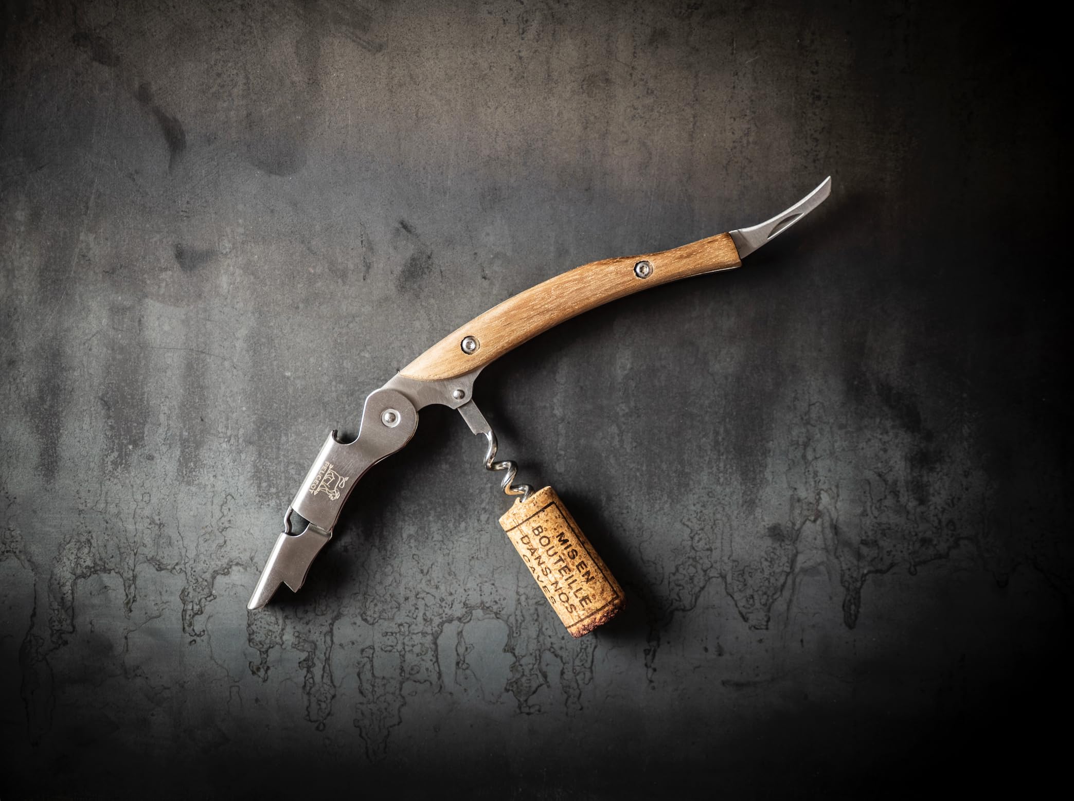 PEUGEOT - Tire-Bouchon Sommelier Malbec - Extraction Fluide & Maîtrisée du Bouchon - Double Cran D'appui Inox - Poignée en Noyer - Lame Coupe-capsule & Décapsuleur - Fabrication Française - Bois