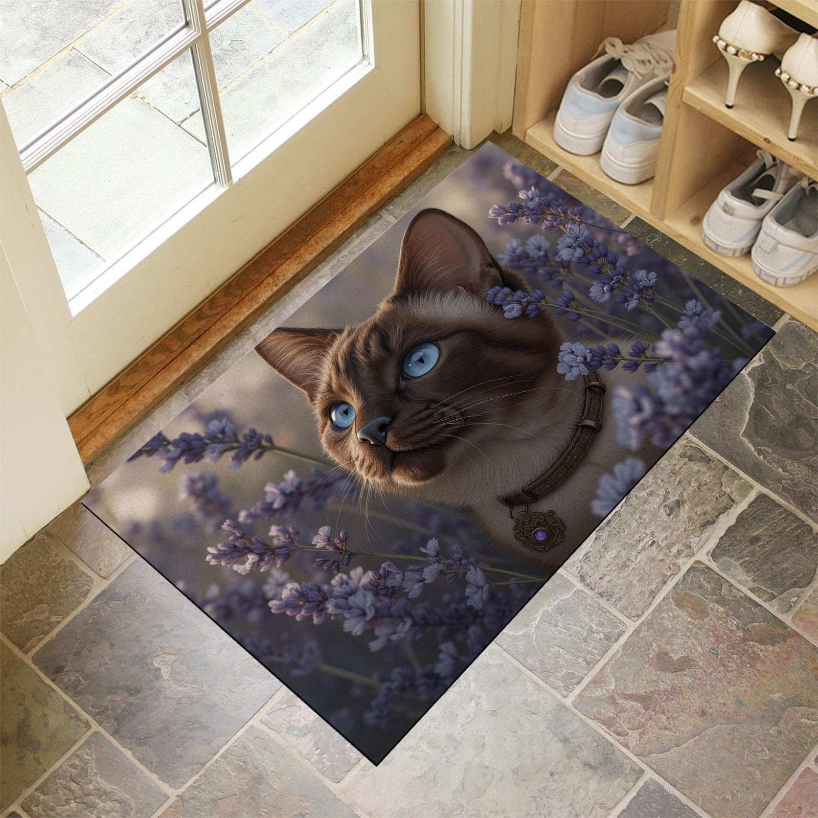 Tapis de bain violet lavande dans une chambre ou entrée fleurie