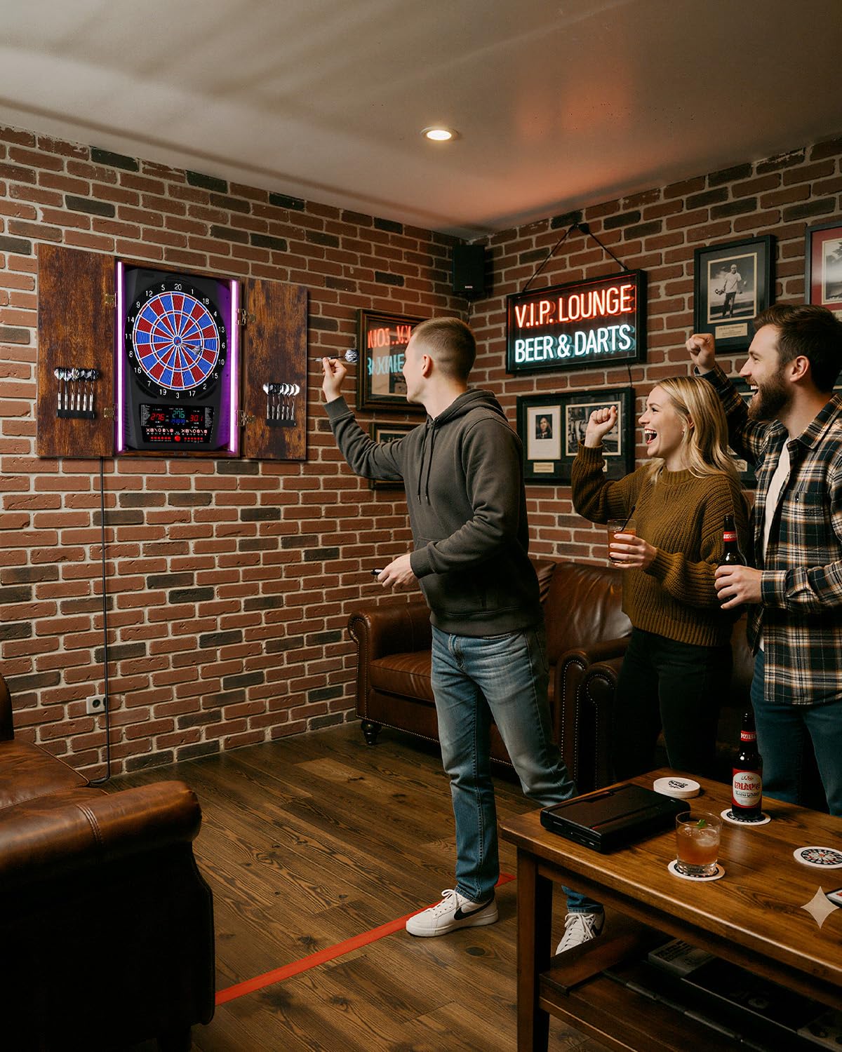 Jeu de Fléchette Électronique avec Cible LED 8 Couleurs, Armoire en Bois Rustique, 12 Fléchettes Bronze pour Maison & Bar
