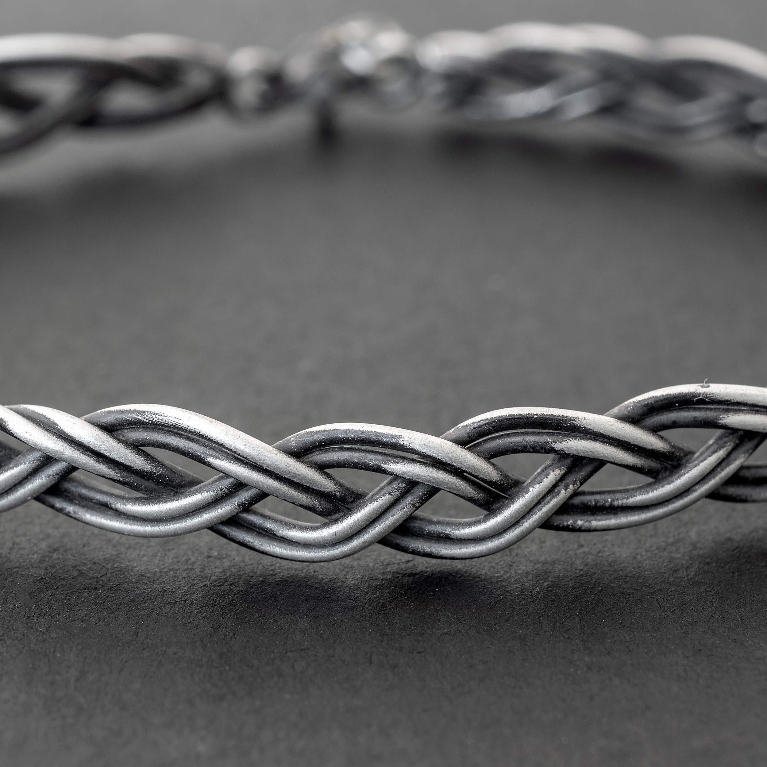 Bracciale potente in argento sterling per uomo - Motivo intrecciato ossidato con forma decisa e mascolina, gioiello dinamico e d'impatto in tutte le misure - Handmade by Emmanuela