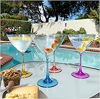 Vista 2 de Lily's Home Vasos de Martini de plástico irrompibles con tallo de color. Hecho de plástico de policarbonato inastillable e ideal