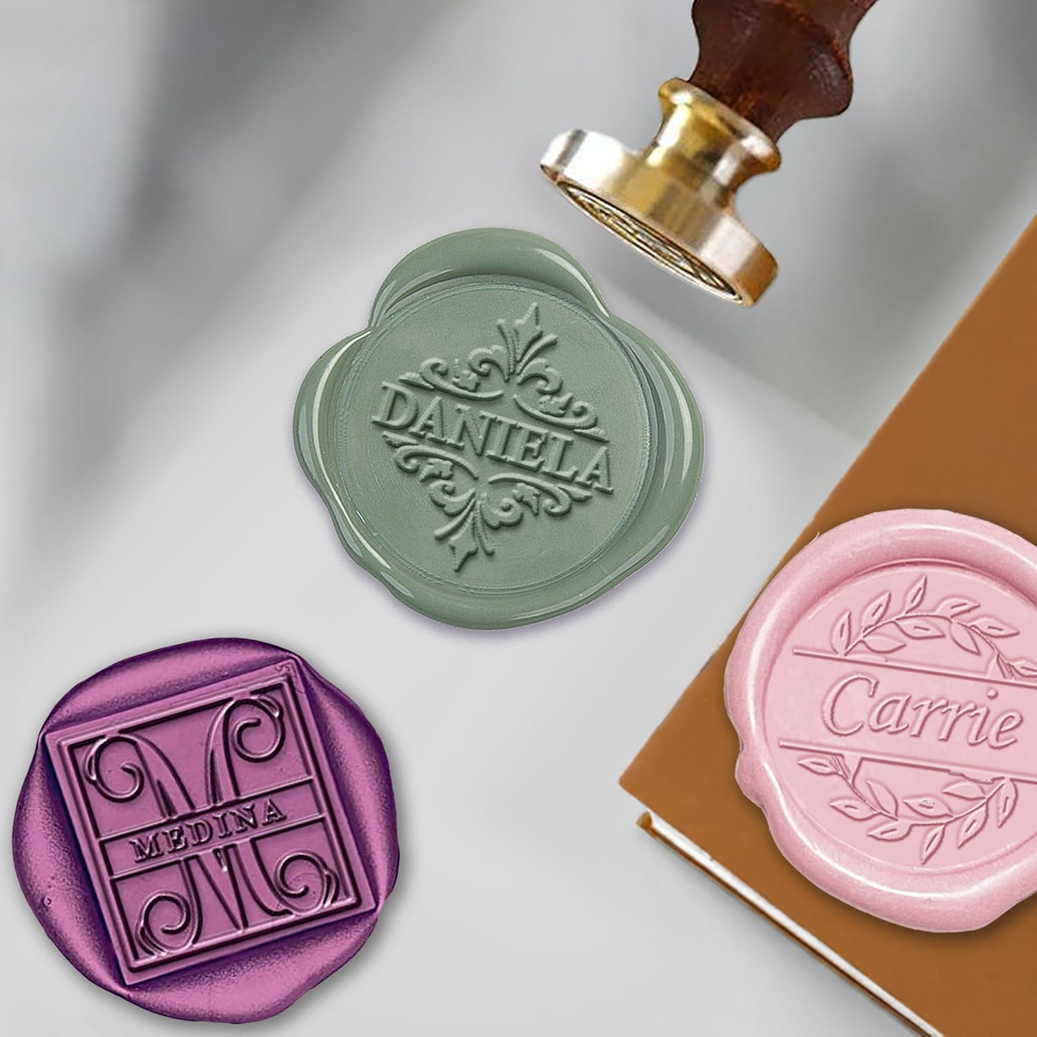 Sello de cera con nombre personalizado con múltiples opciones de diseño, hecho a mano en EE. UU
