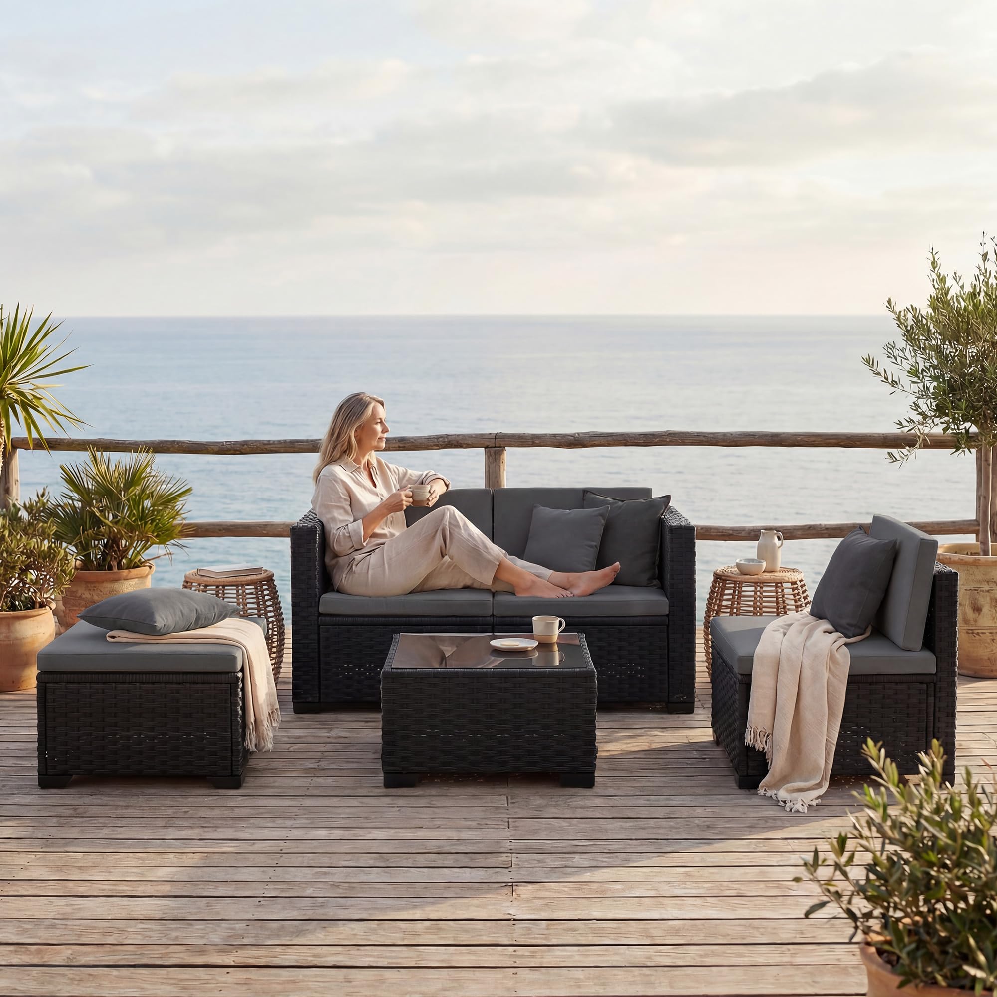 Outsunny Set Salotto da Giardino in Rattan 5 Pezzi, Set di Mobili da Giardino ad L con 3 Sedie Singole, Poggiapiedi, Tavolino in Vetro Temperato, Cuscini, Salottino da Esterno Patio, Grigio/Nero