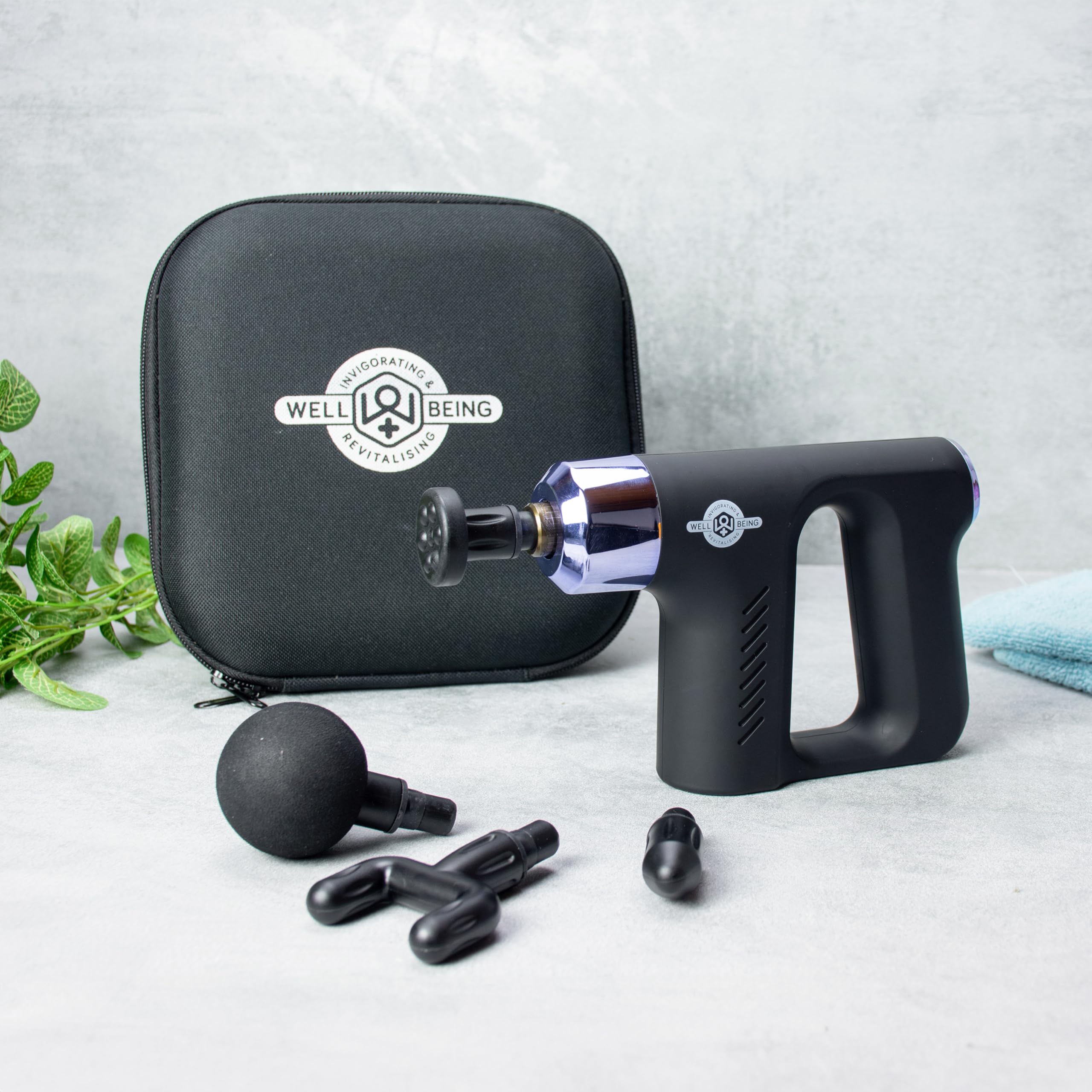 Well Being USB Wiederaufladbare Mini-Massagepistole mit 4 Massageköpfen & Reiseetui