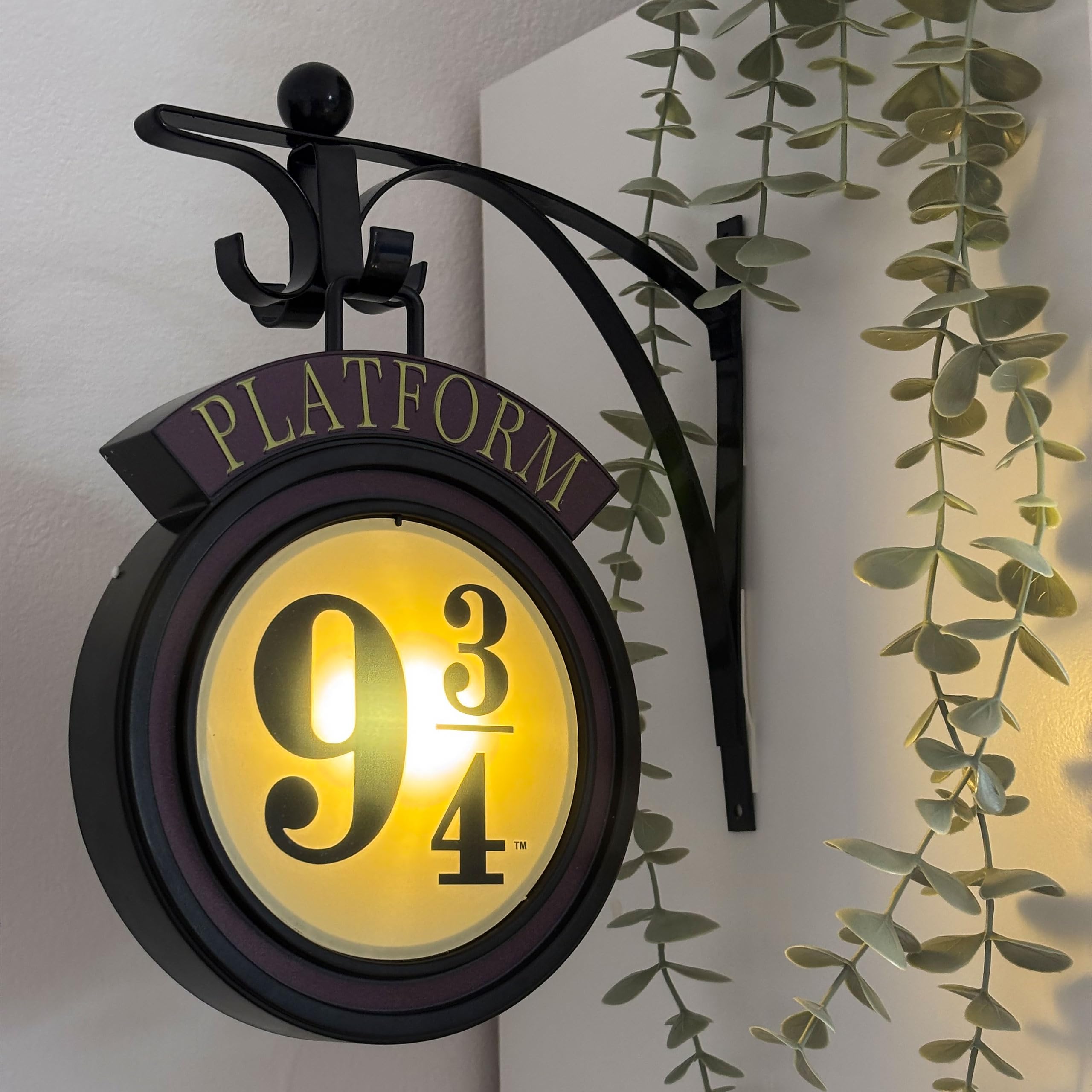 Elbenwald Harry Potter – Lámpara de vía 9 3/4 con soporte de pared, 22 x 26 x 8 cm, funciona con pilas, plástico | 22 x 26 x 8 cm, funciona con pilas, plástico