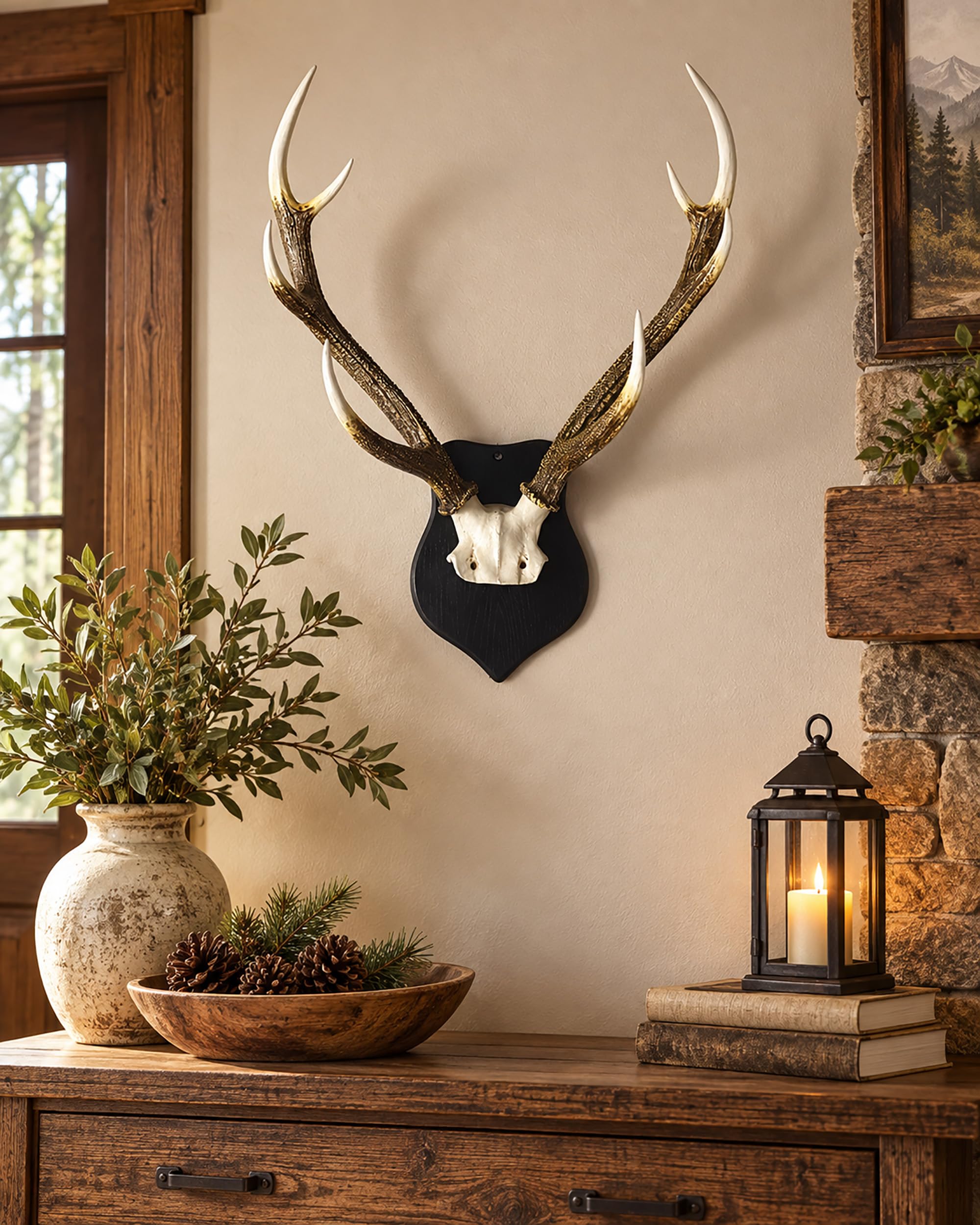 Hirschkopf Wanddeko - Hirschgeweih Skulptur mit Holzsockel - Rustikale Kunstharz Wanddekoration für Wohnzimmer Bar - 64x70x27cm