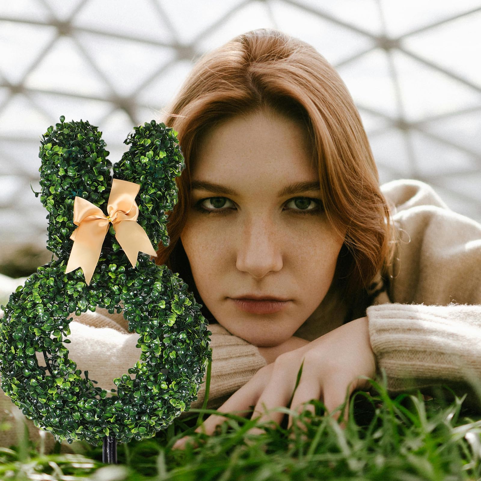 BESTonZON Künstlicher Hasen Topiary mit Stab, Grün, Kunststoff, Osterdeko