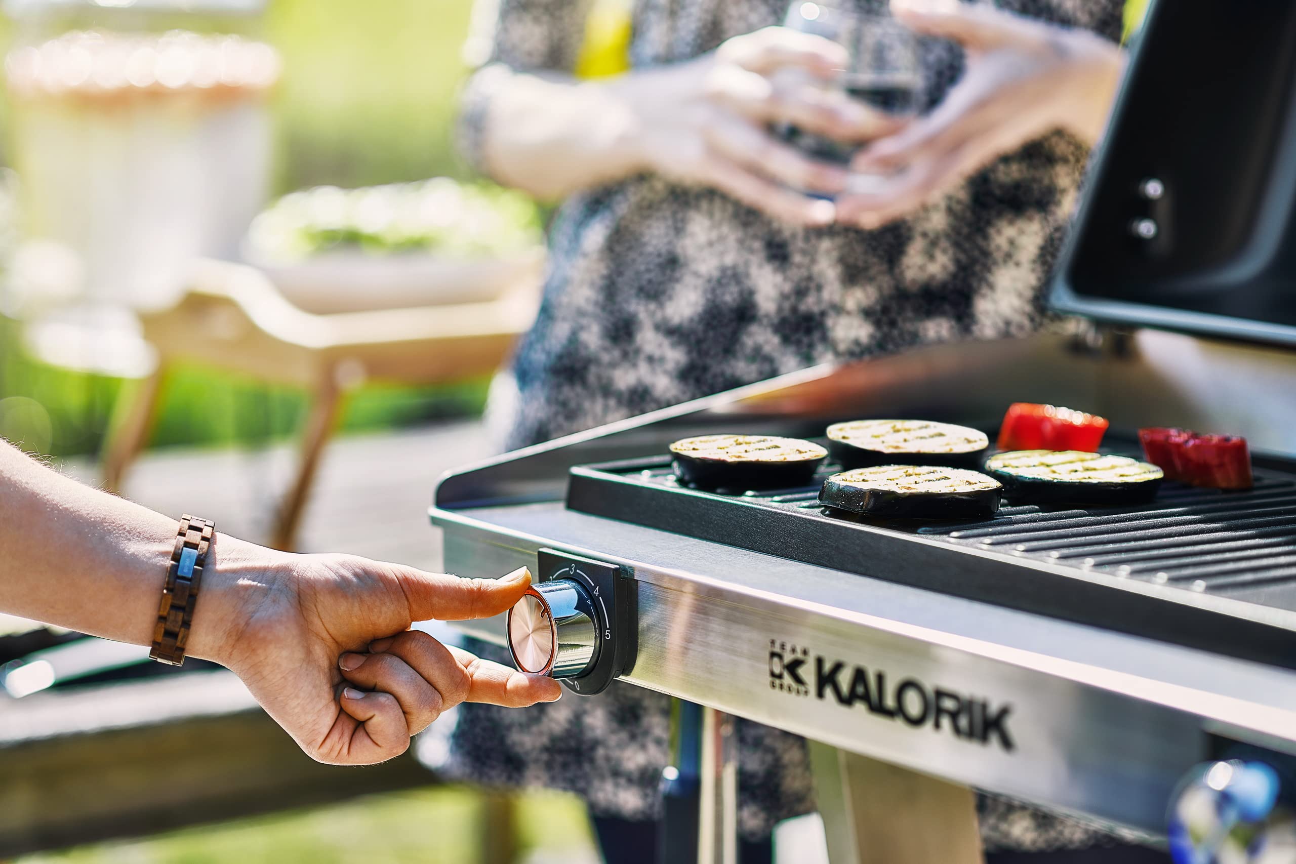 Kalorik TKG EBBQ 1002 L XXL Elektrogrill mit Standfuß und Deckel, 2500W Standgrill Elektro aus Edelstahl, Großer Balkongrill Elektrisch mit 2 Kochzonen & Thermometer, Silber/Schwarz Garten