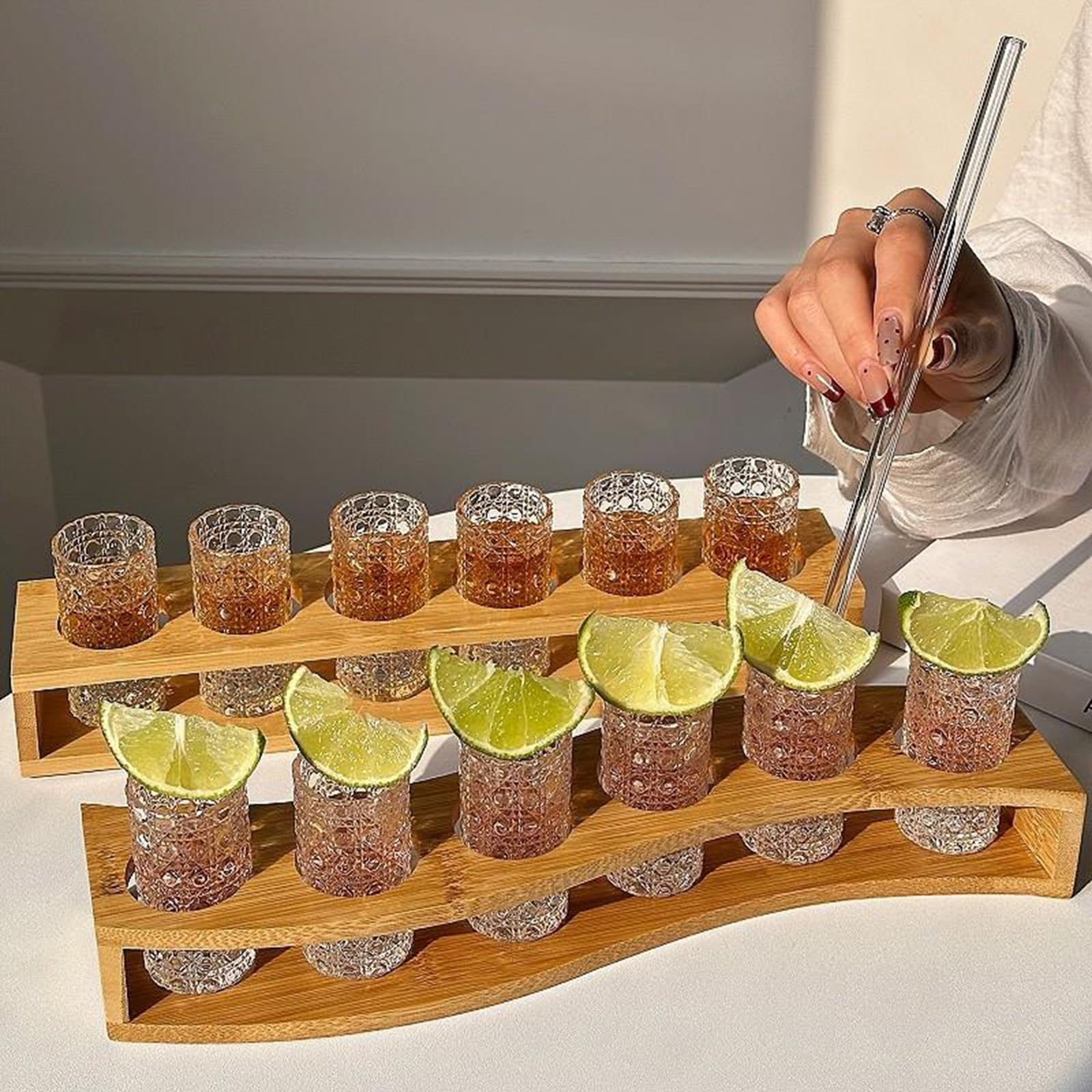 Juego de vasos de chupito de vidrio de 20 ml, patrón de piedras preciosas en relieve con estante de almacenamiento para whisky, tequila, licores, colección de fiestas (madera, 6 piezas)