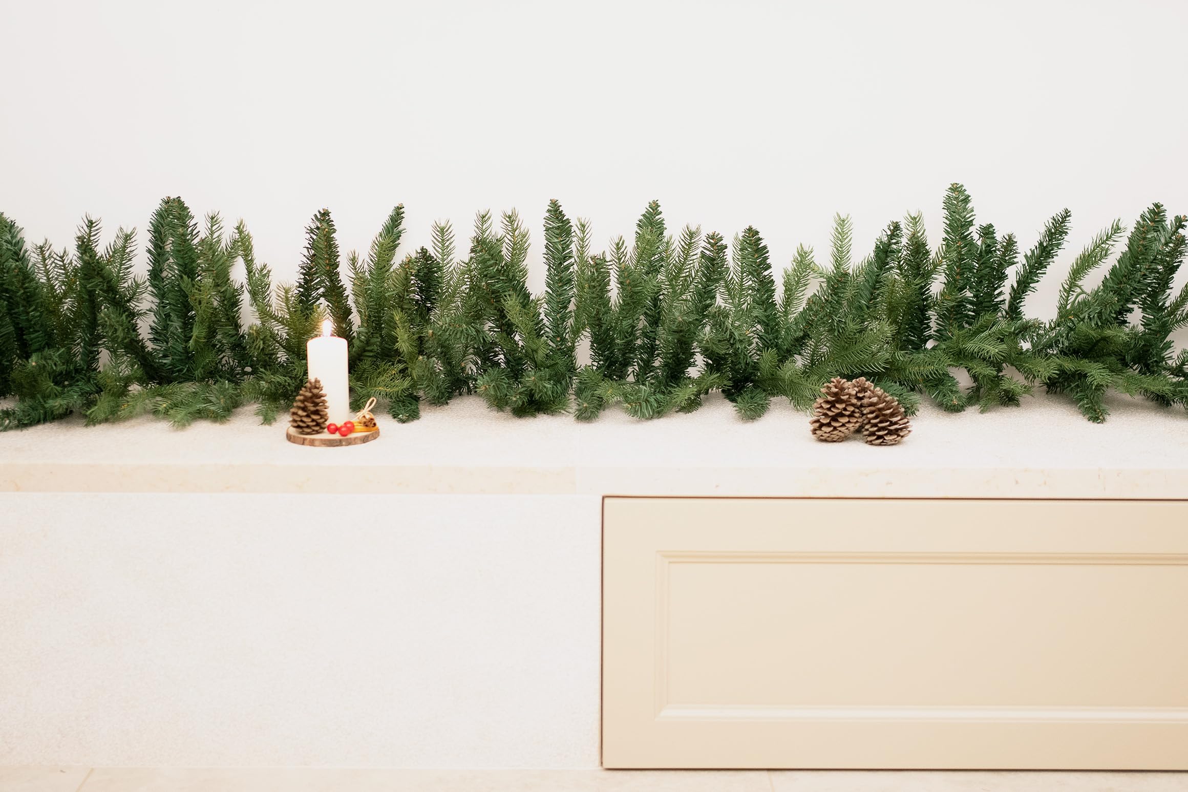 BOP Festone Natalizio Urano da 270 cm, in PVC e PE Real Touch, Molto Folto e Realistico | Boa Natalizio Verde, Decorazione di Natale per Porta, Scala, Camino, Tavolo, Base per Ghirlanda