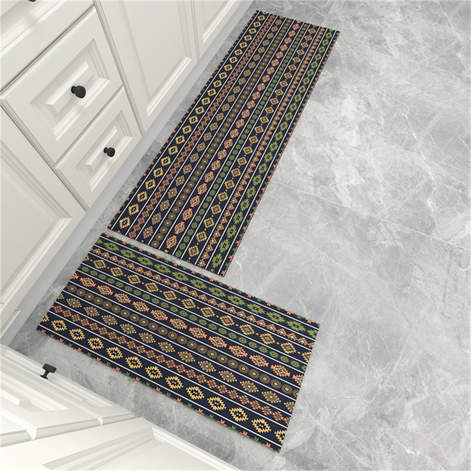 Tapis de couloir long pour une cuisine propre devant l'évier
