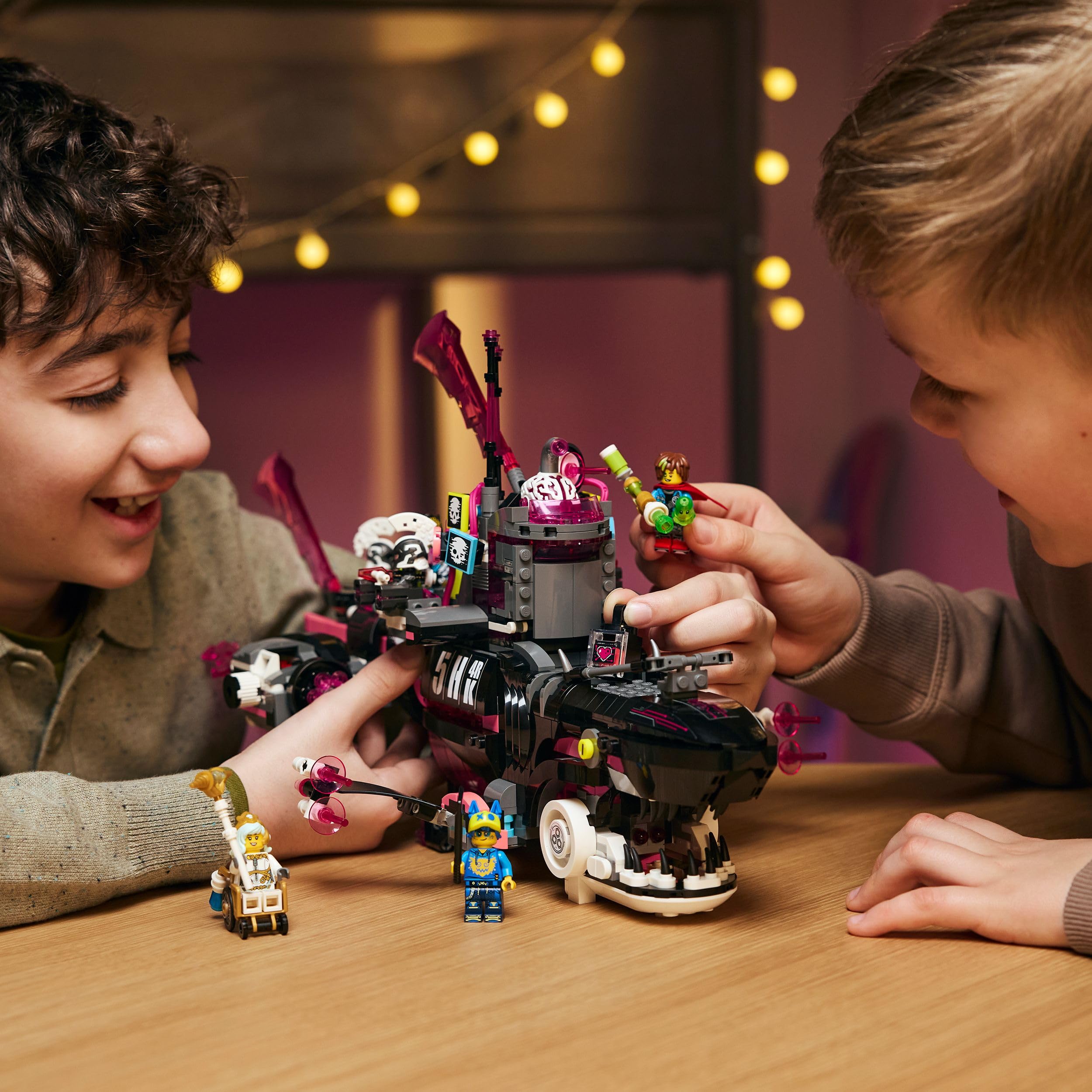 LEGO DREAMZzz Albtraumhai-U-Boot - Modulares Set mit 2 Baumöglichkeiten, 2 abnehmbaren Fluggeräten und 5 Minifiguren, inkl. Mateo und Astrid - Geschenk für Mädchen und Jungen ab 9 Jahren - 71500