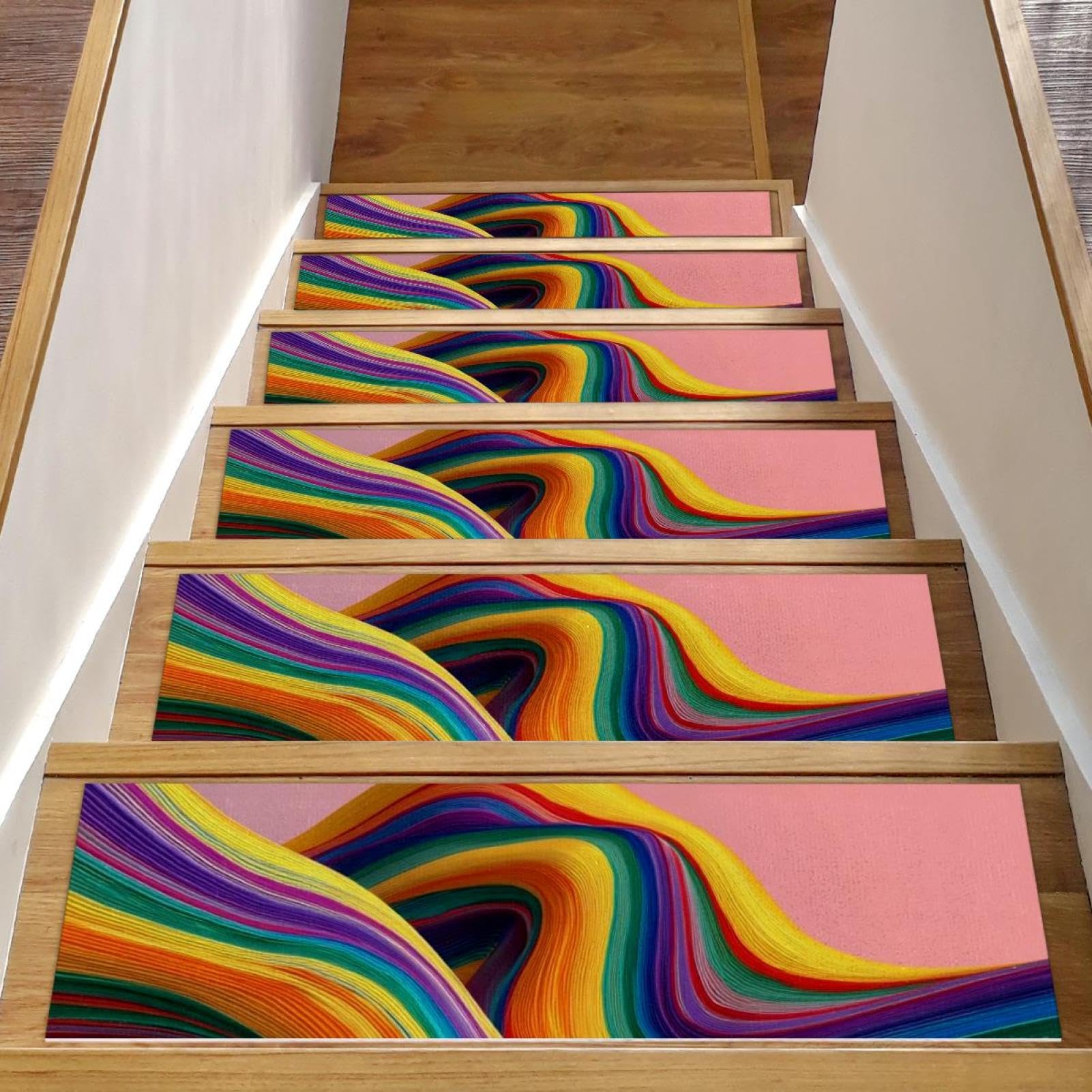 Tapis d'escalier antidérapants : l'élégance des rayures arc-en-ciel pour marches en bois