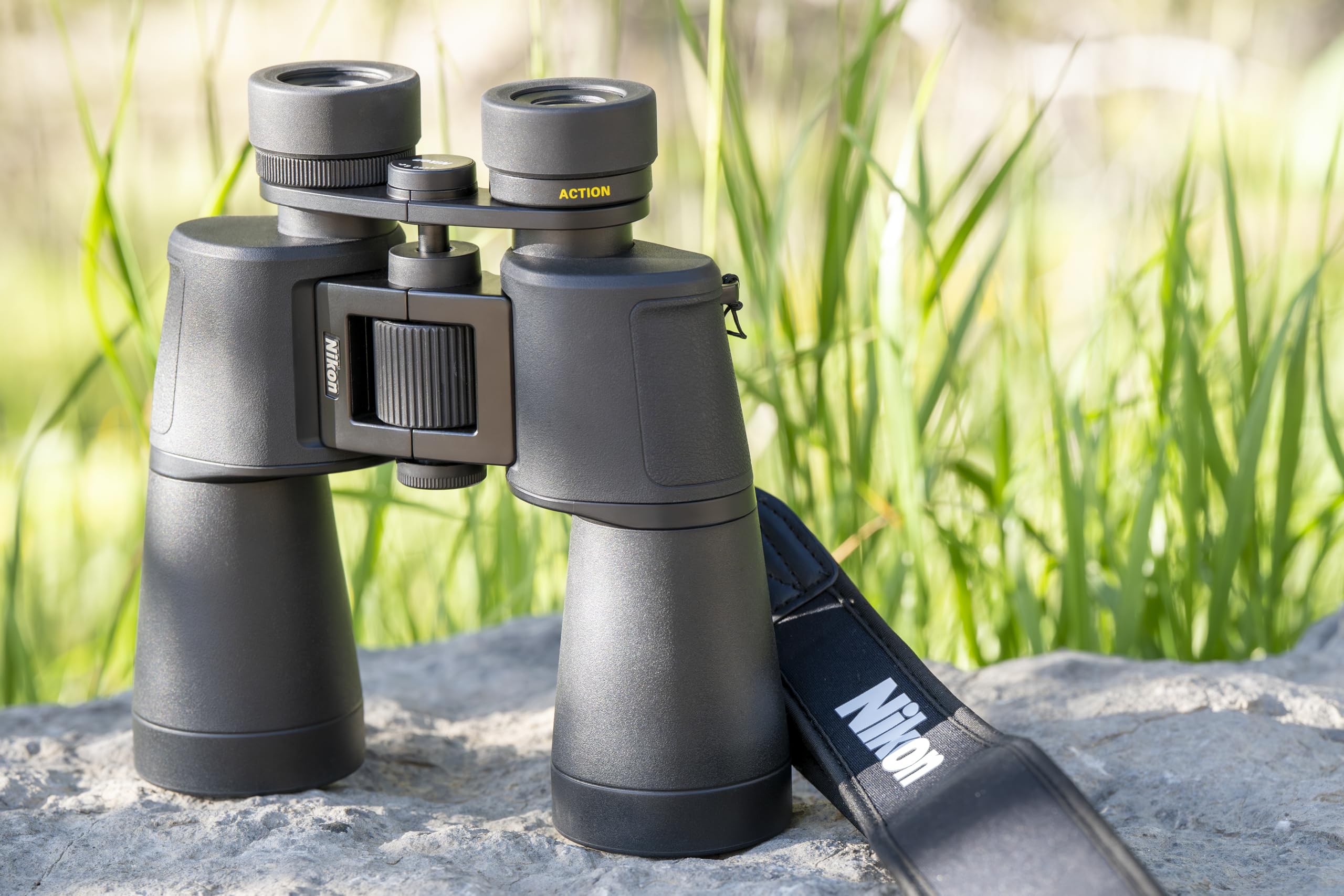 Nikon Action 10-22x50 Fernglas (leicht zu Tagen und zu bedienen, Gute räumliche Sicht, für Wanderungen, Reisen und Naturbeobachtung, für Brillenträger geeignet)