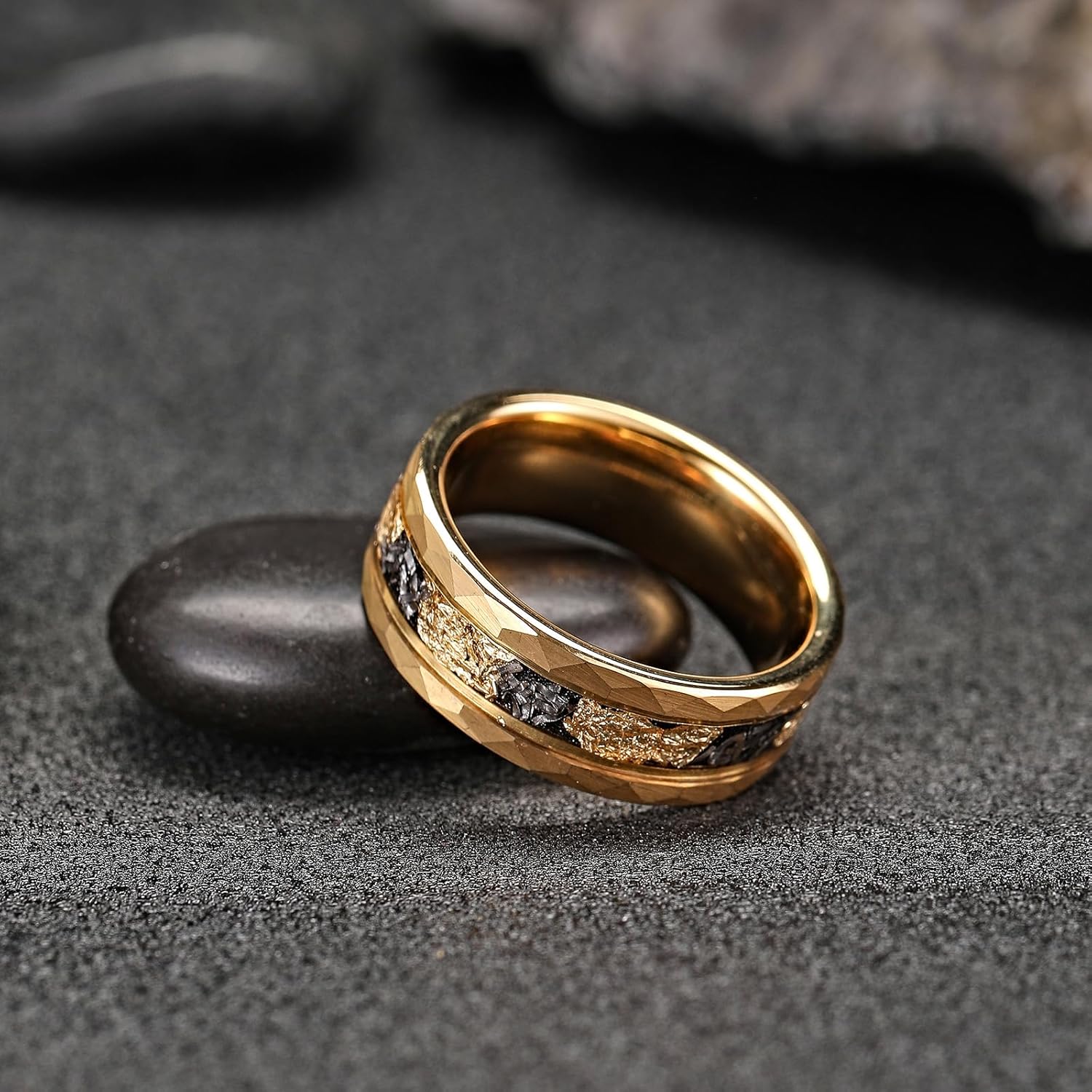Mens Tungsten Carbide Wedding Bands 8mm Black Hammered Edge Gold Foil Inly Durable Scratch Proof Stainless Steel Cool Promise Ring for Him Comfort Fit