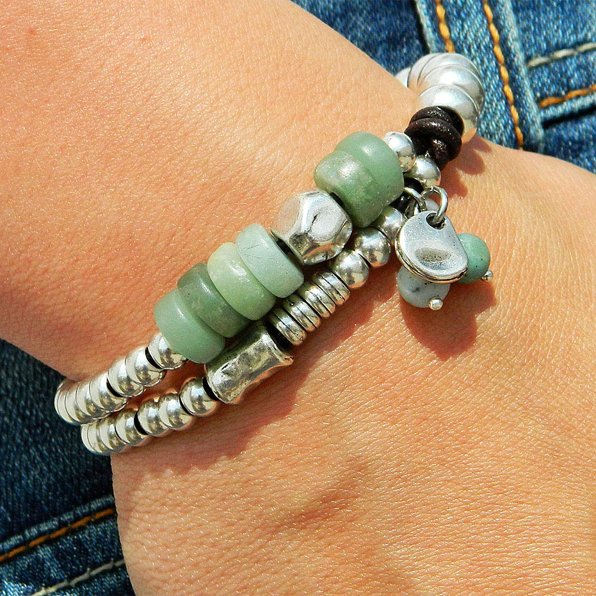 Pulsera hecha a mano con "Aventurina" y "Amazonita", en cuero genuino y cuentas de zamak, por IntendenciaJewels - Pulseras de piedras naturales - Pulseras Amazonita - Pulseras de cuero