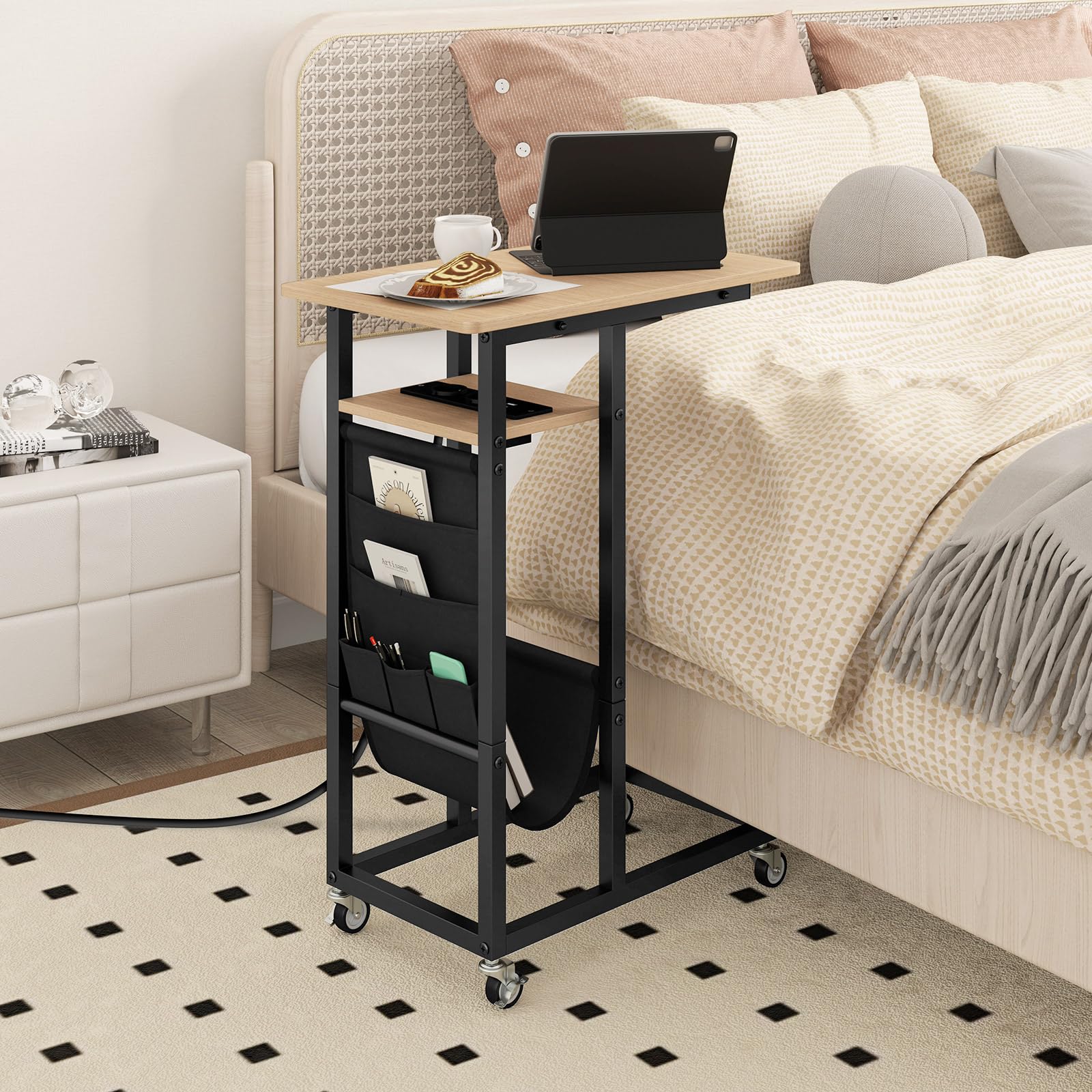 Giantex Mesa Auxiliar en Forma de C con Tablero Extensible, Enchufes y 2 Puertos USB, Mesita con 4 Ruedas, Estantes Abiertos y Bolsa Lateral, Mesa Lateral para Salón, Dormitorio (Gris)
